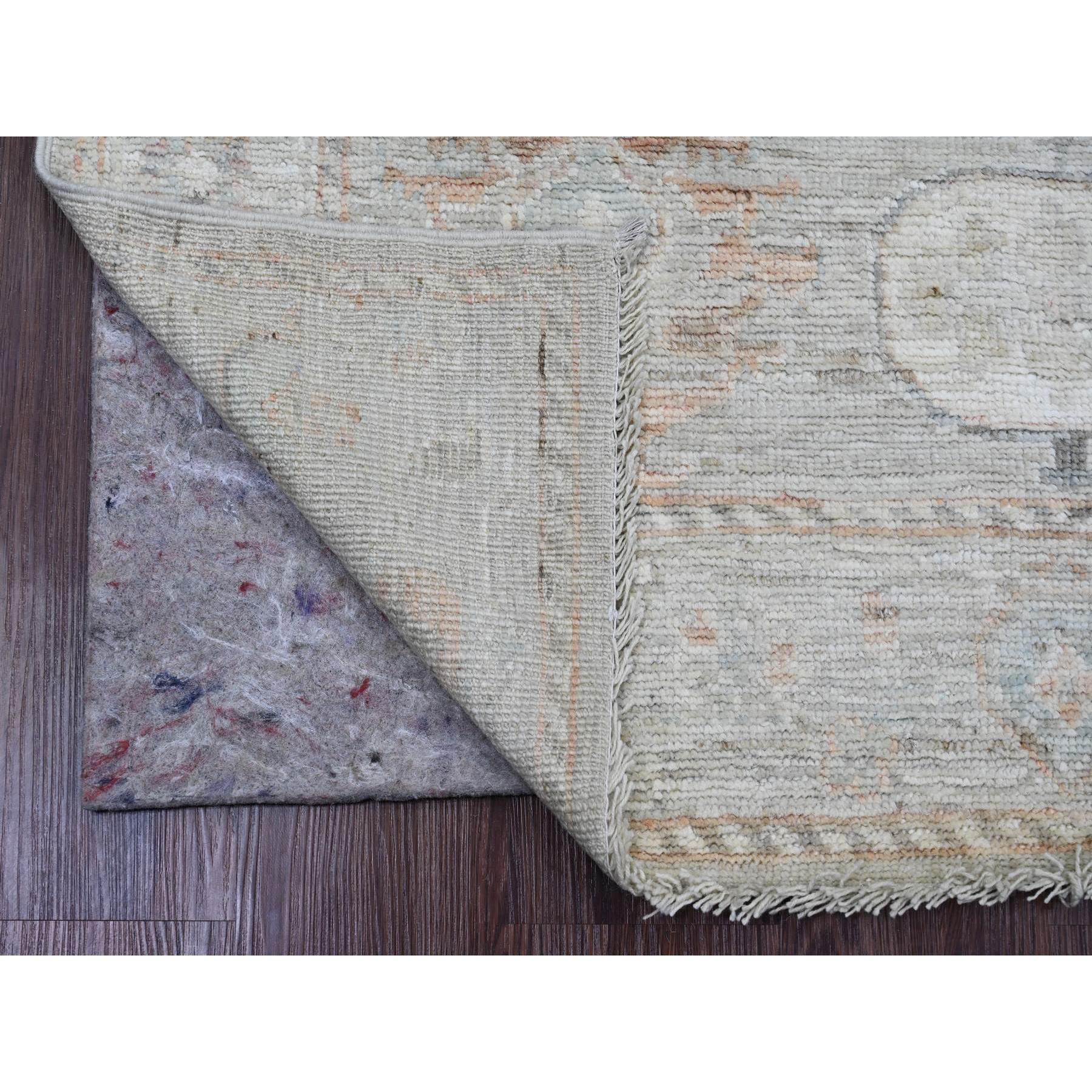 Cloud Gray, 100% lana, Afghan Angora Oushak con motivo a foglie dai colori tenui, annodato a mano, tinture vegetali, Tappeto orientale
Materiali primari: Lana
Lattice: No Pile 
altezza: 0,25 pollici
Stile: Di transizione
Colore primario: