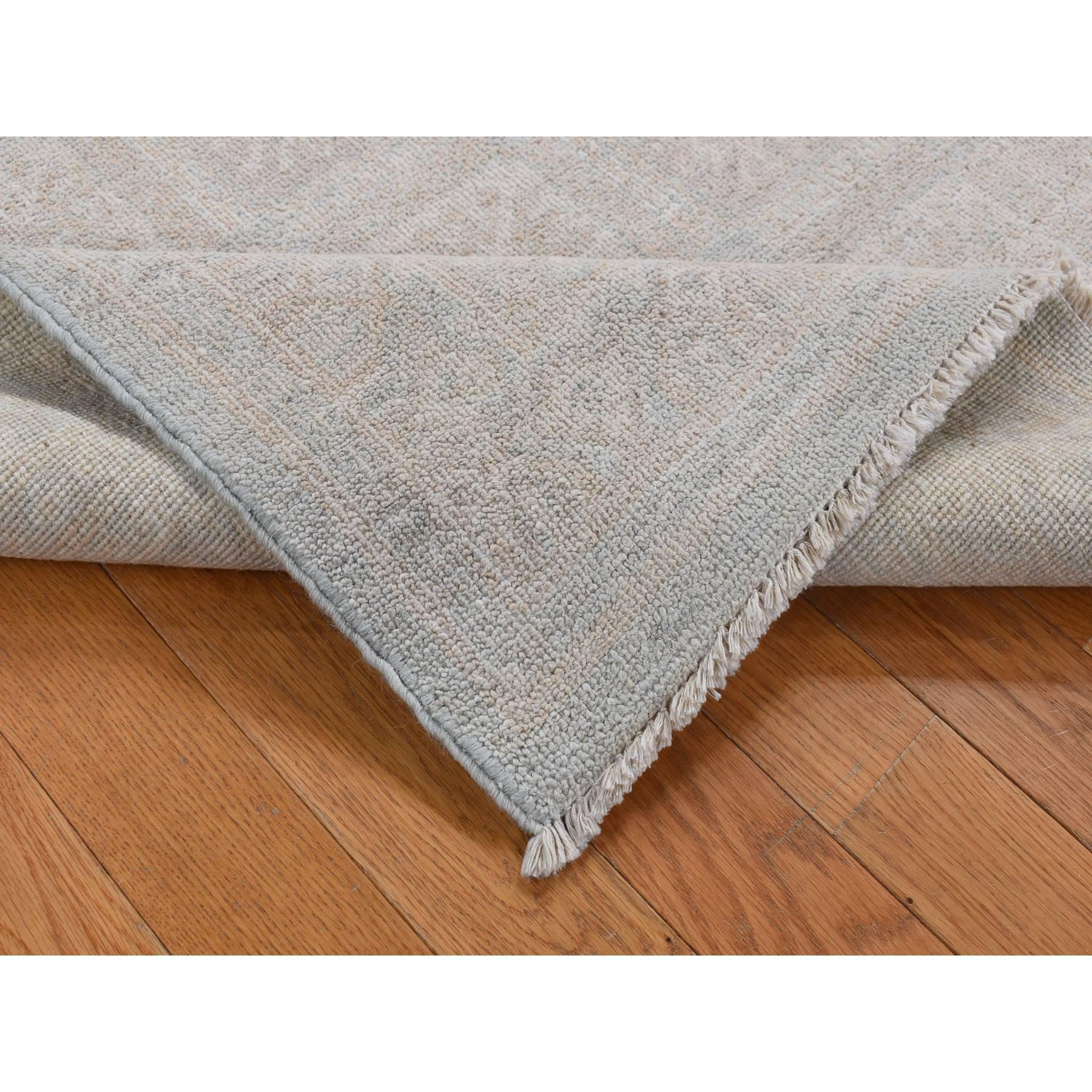 Indien 4'x6' Tapis en pure laine Khotan, couleur crème, noué à la main et délavé en vente