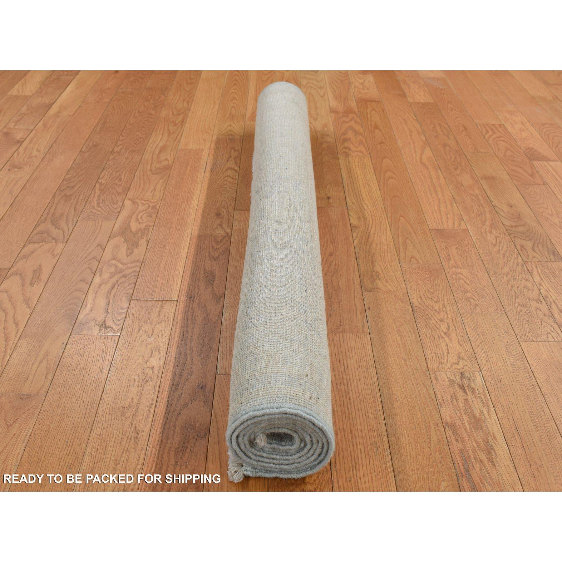 XXIe siècle et contemporain 4'x6' Tapis en pure laine Khotan, couleur crème, noué à la main et délavé en vente