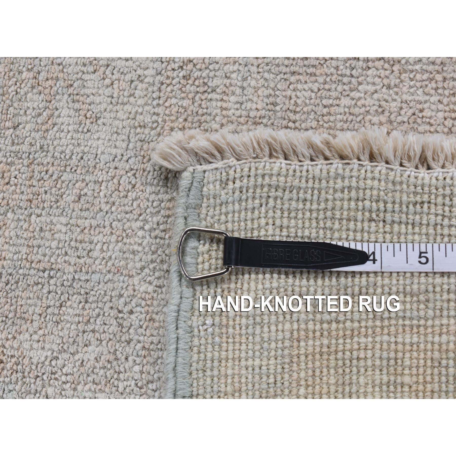 4'x6' Tapis en pure laine Khotan, couleur crème, noué à la main et délavé en vente 1