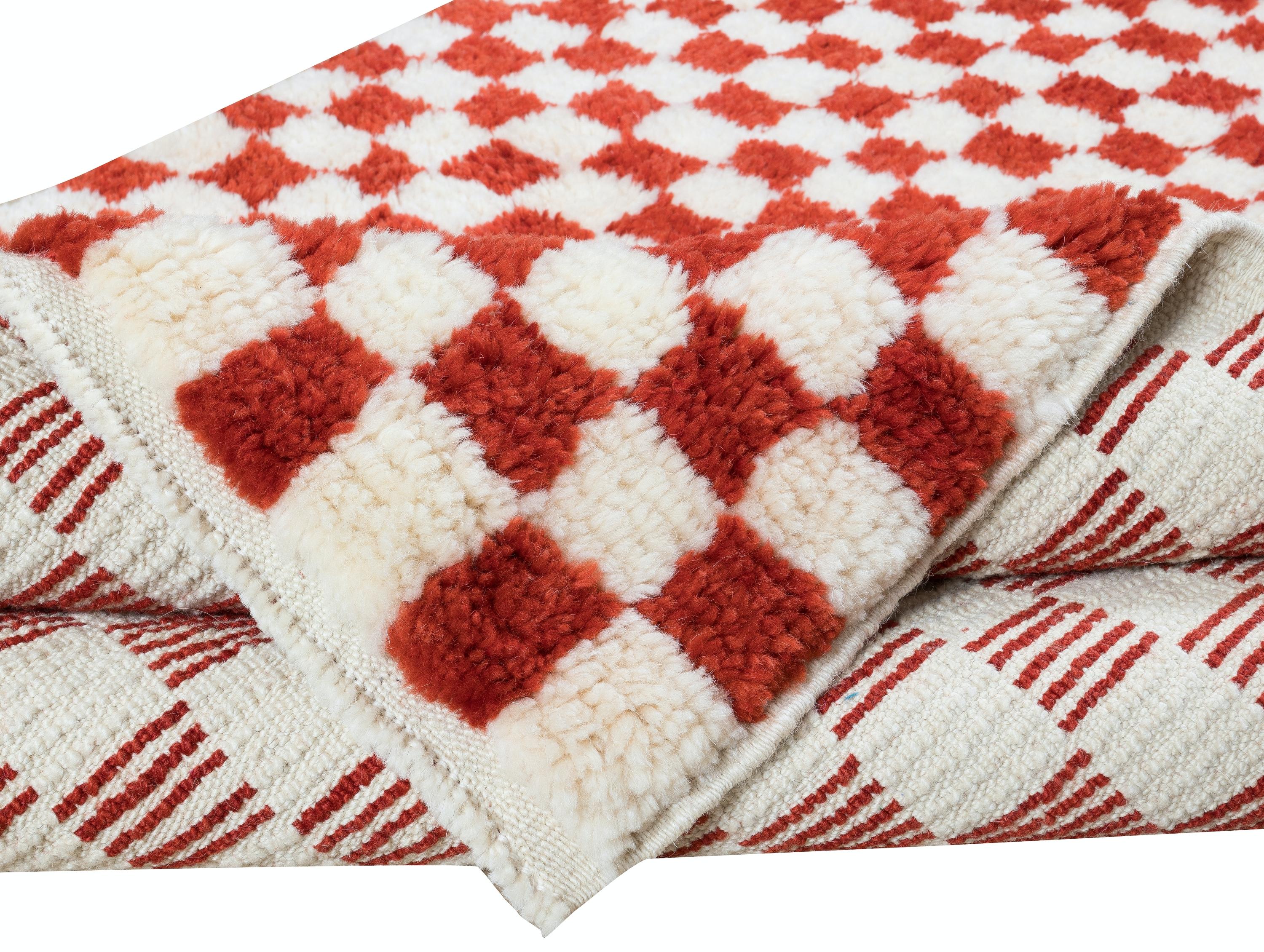 Ein maßgeschneiderter, handgefertigter Tulu-Teppich aus 100% handgesponnener Wolle von feinster Qualität. Es hat ein einfaches Karomuster in Creme und Rot. Maße: 4 x 6

Der Teppich kann in jedem gewünschten Design, jeder Größe, Farbkombination und