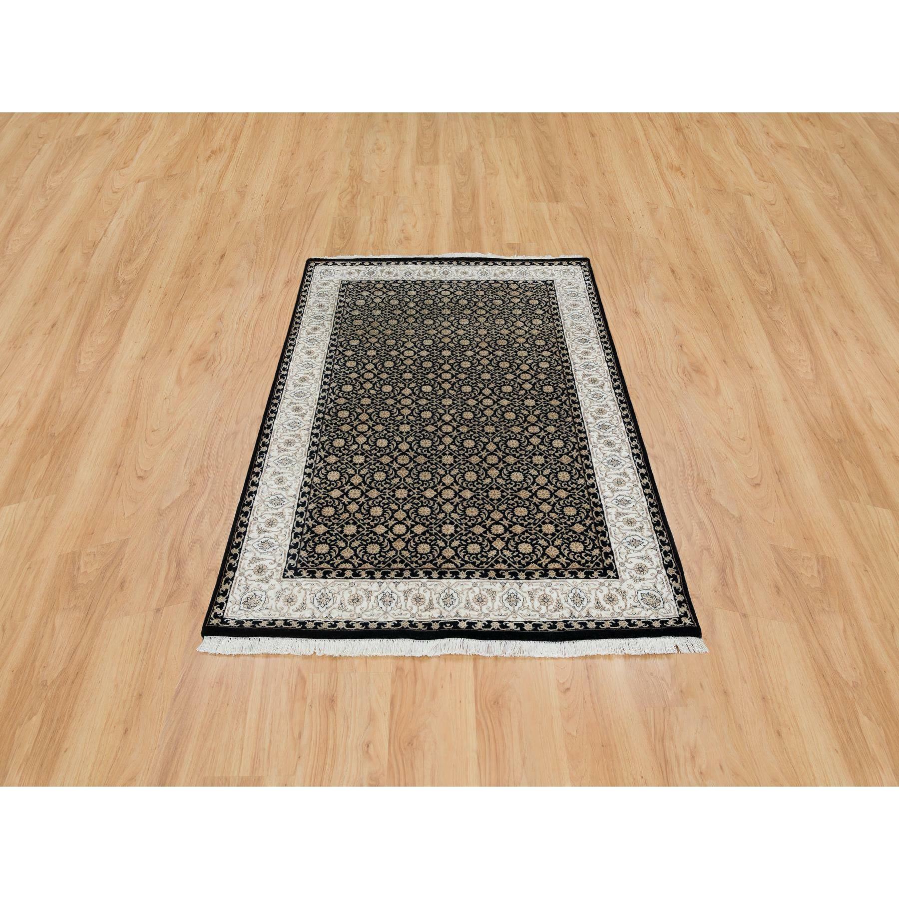 Unheimlich Schwarz, Herati mit All Over Fisch Mahi Design, 250 KPSI Superfeine Webart, Extra weiche Wolle Handgeknüpft, Orientteppich
Primäre MATERIALIEN: Wolle
Latex: Kein Flor 
Höhe: 0,25 Zoll
Stil: Traditionell
Grundfarbe: Schwarz
Sekundärfarben: