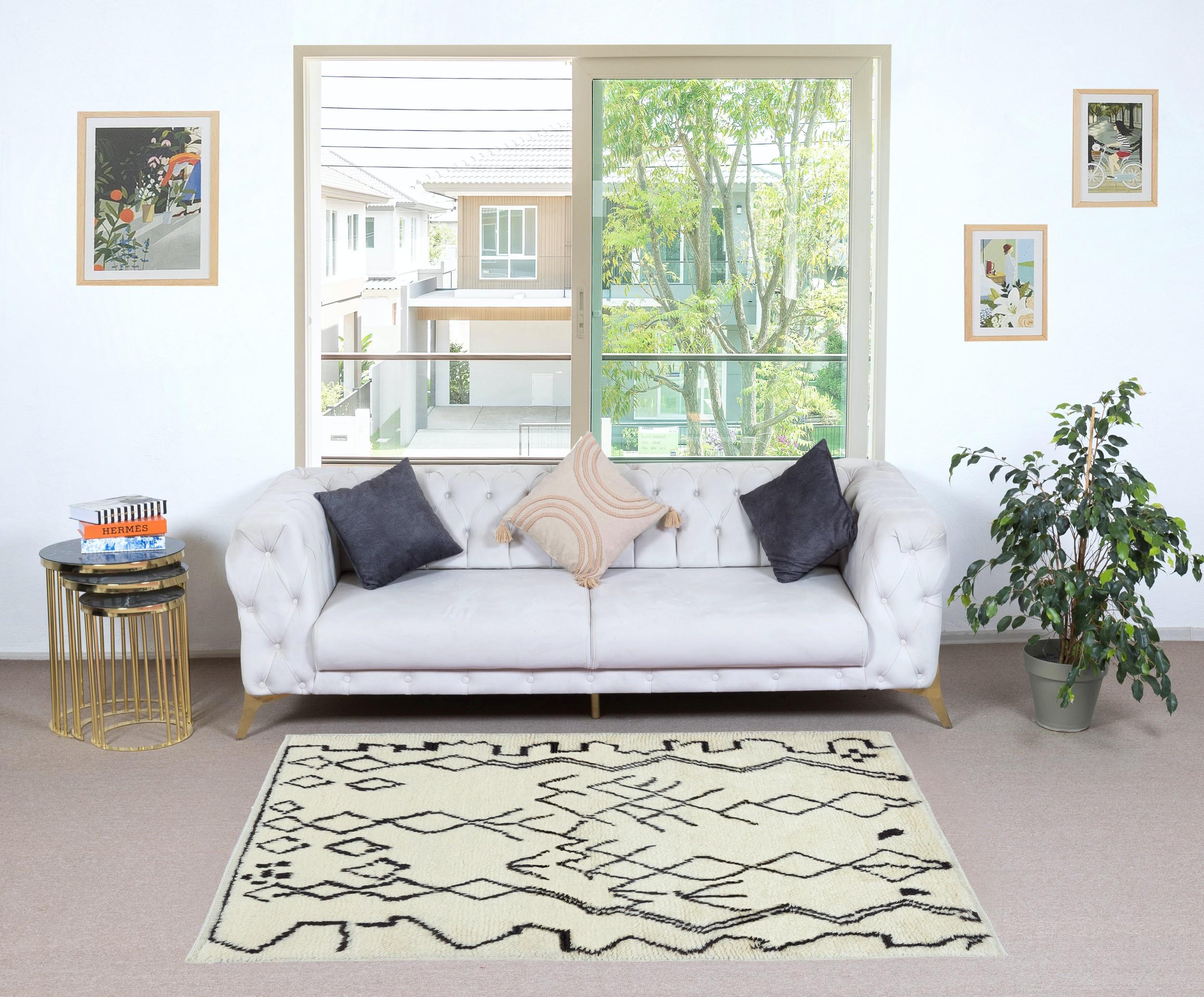 Élevez votre espace de vie avec le charme exquis de ce nouveau tapis moderne noué à la main en berbère marocain beni ourain, fabriqué avec précision et soin à partir de 100 % de laine. Combinant l'attrait du design marocain avec des sensibilités