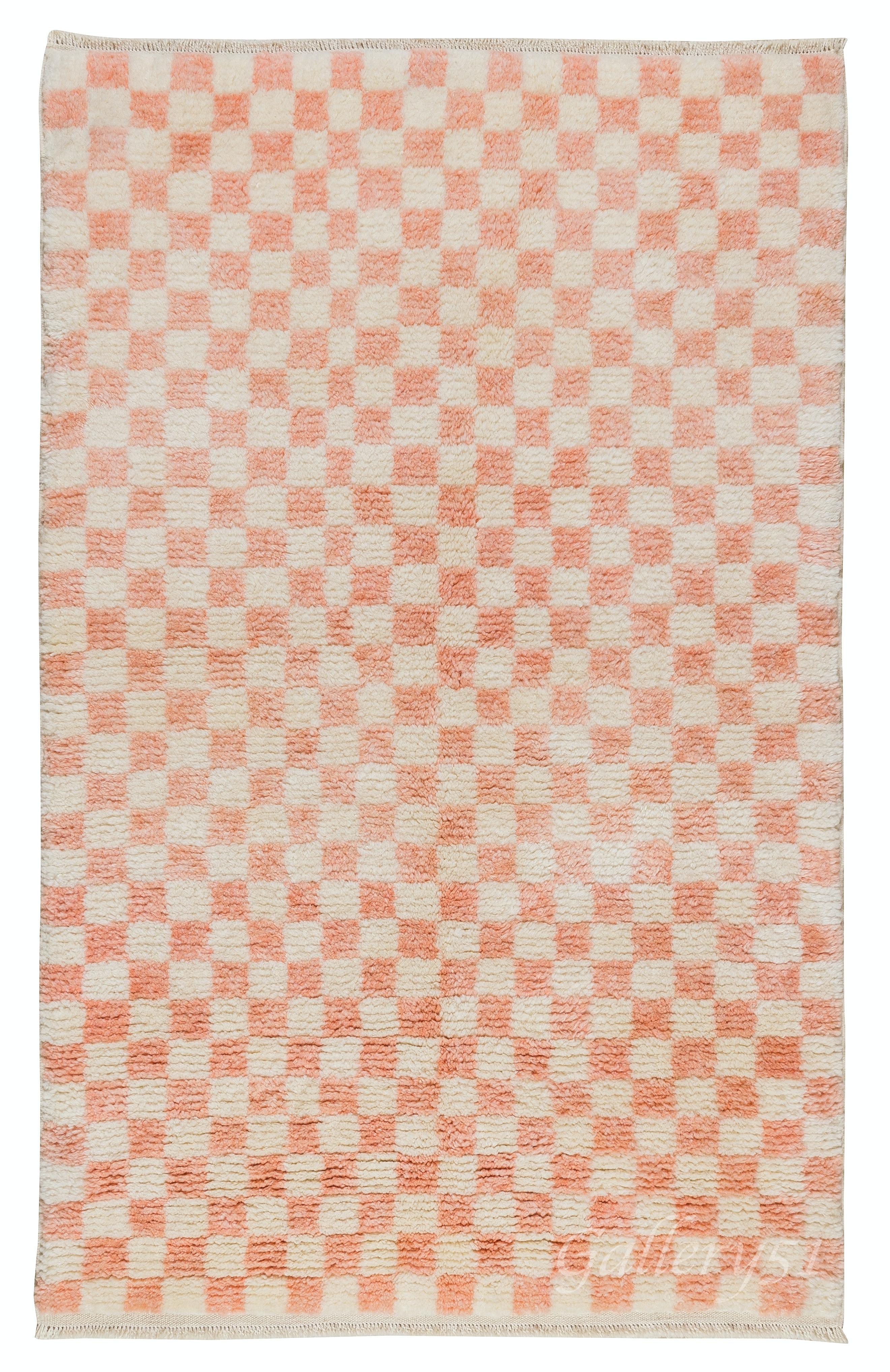 Turkish 4x6 ft Handmade Checkered Design Tulu Rug in Soft Pink & Beige. 100% Wool For Sale