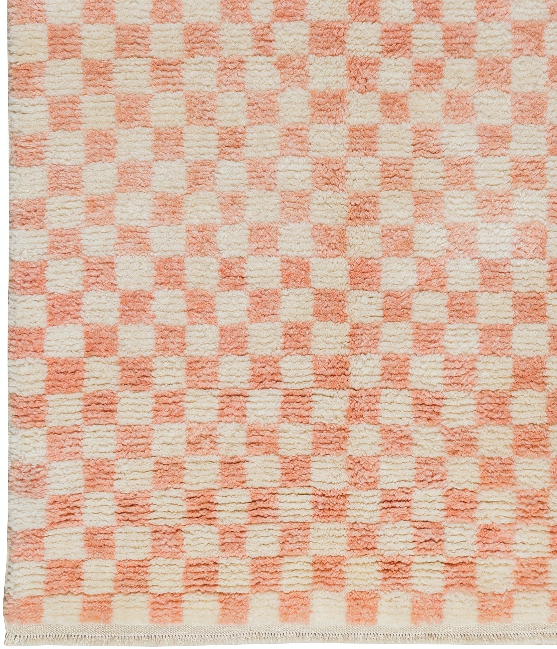 Annodato a mano Tappeto Tulu con design a scacchi, fatto a mano, di colore rosa e beige. 100% Lana in vendita