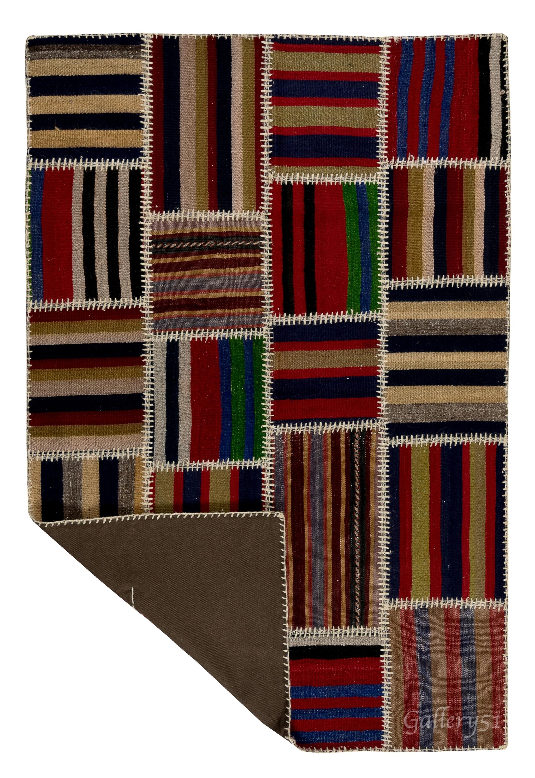 Dieser Patchwork-Teppich wird in Handarbeit aus verschiedenen Stücken alter türkischer Kilims (flachgewebte Teppiche) hergestellt. Er ist mit einem strapazierfähigen Baumwollköper/Unterlage verstärkt, der auf der Rückseite für eine glatte Oberfläche
