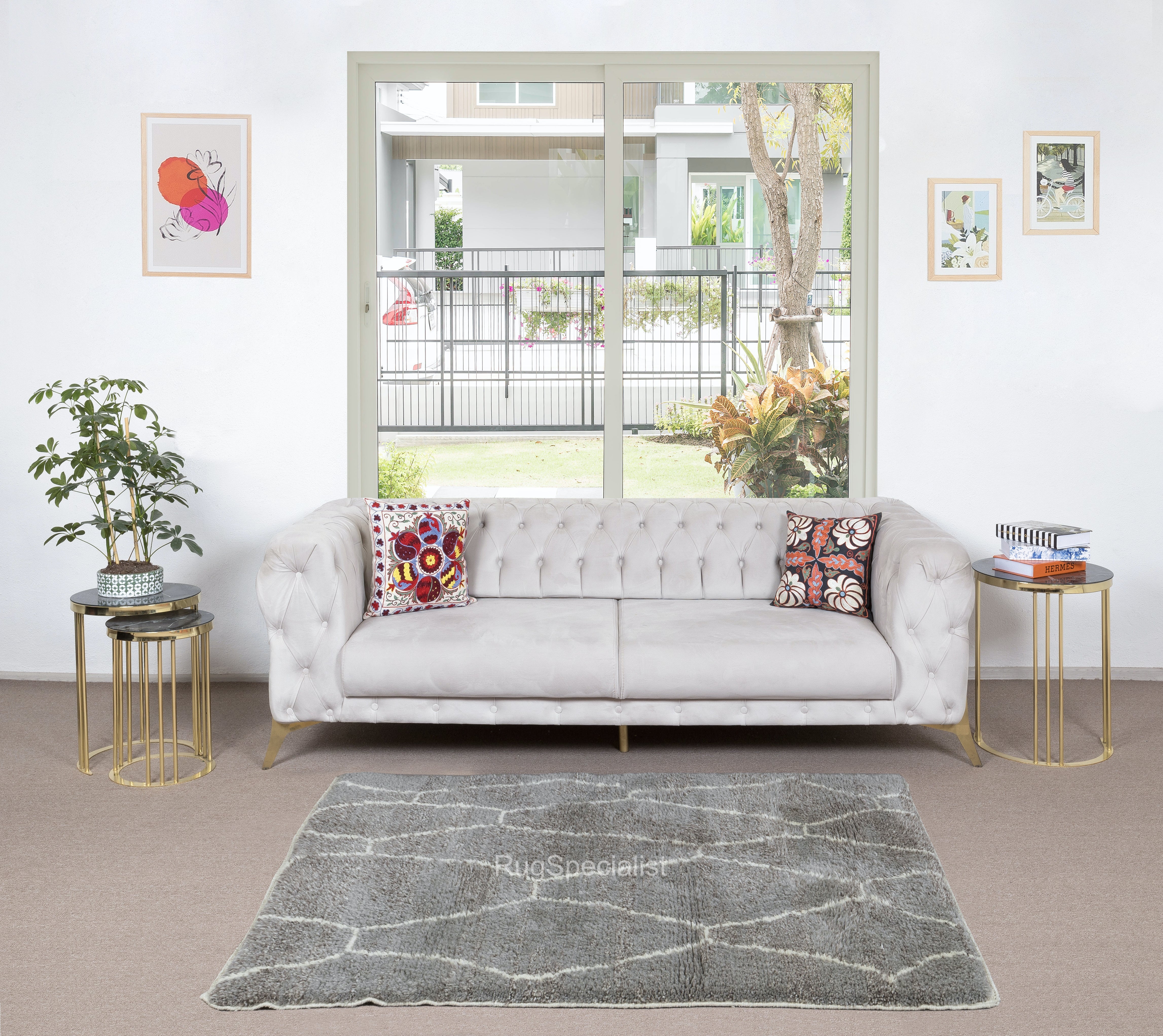 Élevez votre espace de vie avec le charme exquis de ce nouveau tapis moderne noué à la main en berbère marocain beni ourain, fabriqué avec précision et soin à partir de 100 % de laine. Combinant l'attrait du design marocain avec des sensibilités