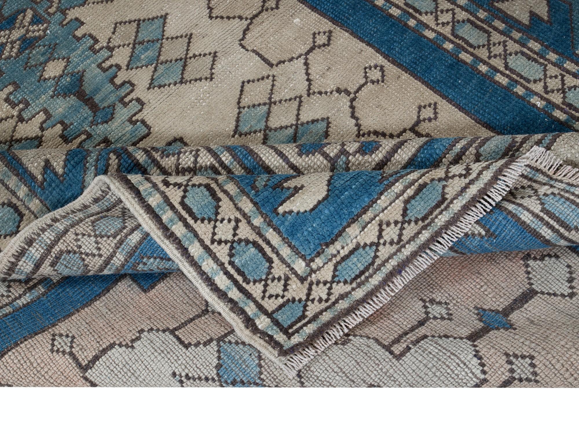 Tribal 4x6 Ft tapis turc vintage en bleu foncé et beige, tapis de village en laine fait à la main en vente