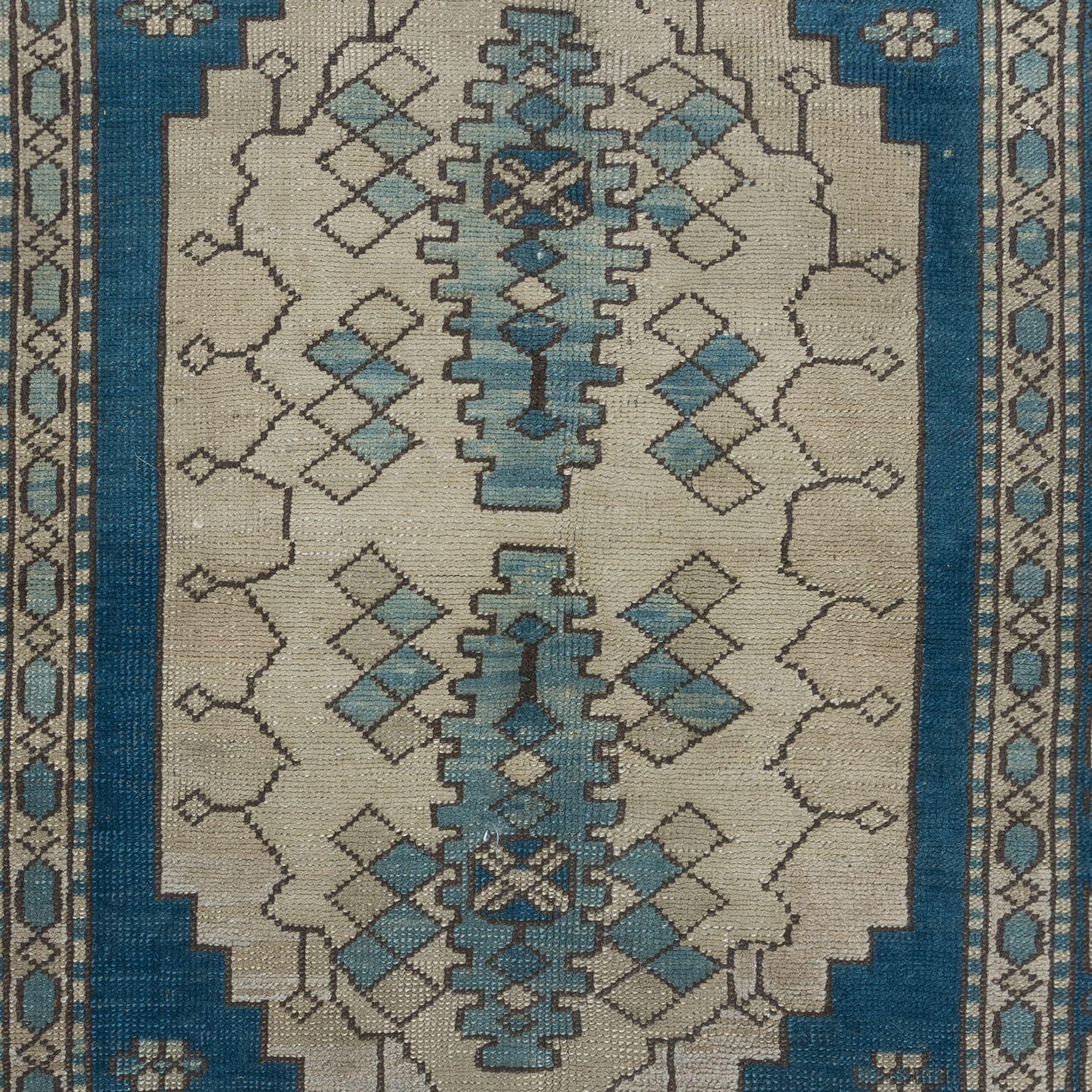 Noué à la main 4x6 Ft tapis turc vintage en bleu foncé et beige, tapis de village en laine fait à la main en vente