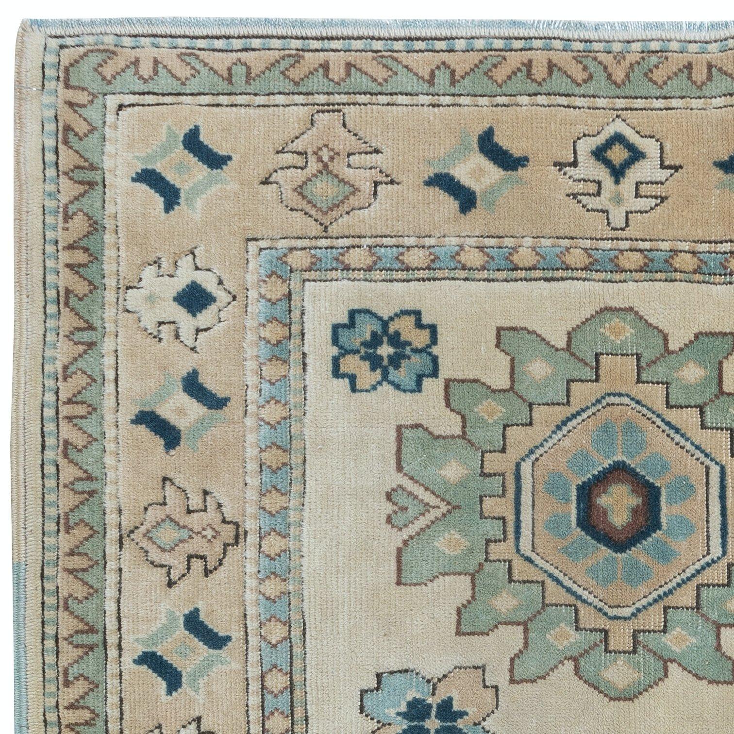 Turc 4x6 Ft Vintage Turkish Traditional Rug with Medallions, Handmade Village Carpet (tapis de village fait à la main) en vente