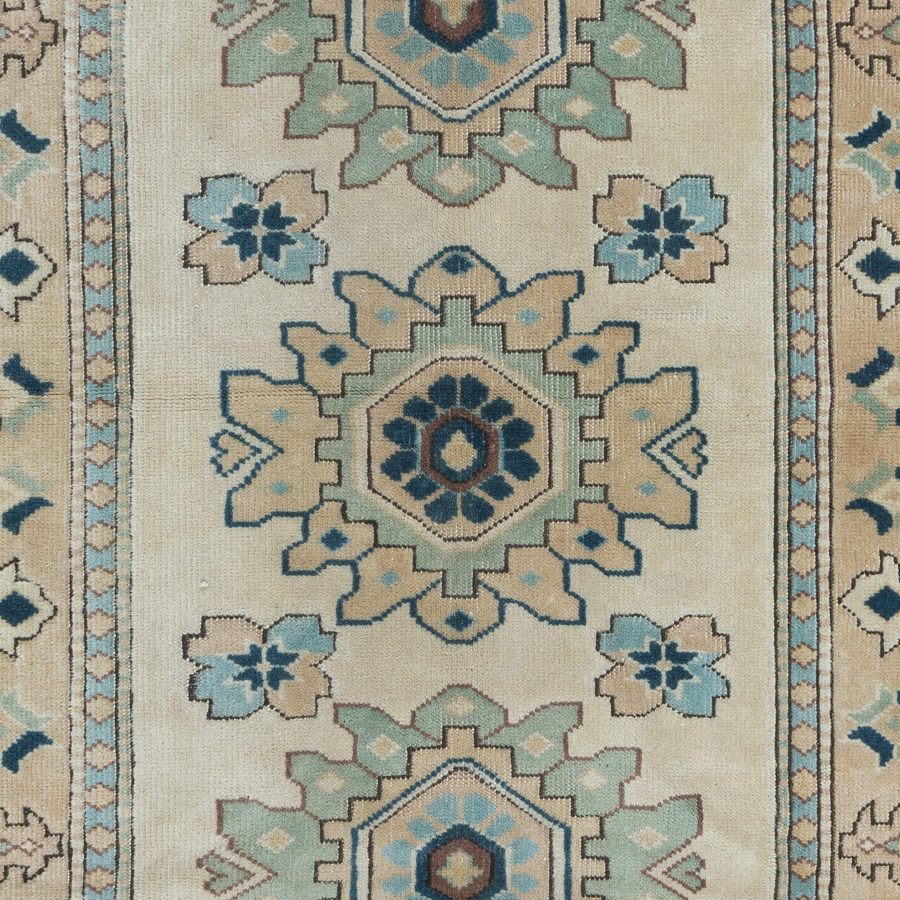 Noué à la main 4x6 Ft Vintage Turkish Traditional Rug with Medallions, Handmade Village Carpet (tapis de village fait à la main) en vente