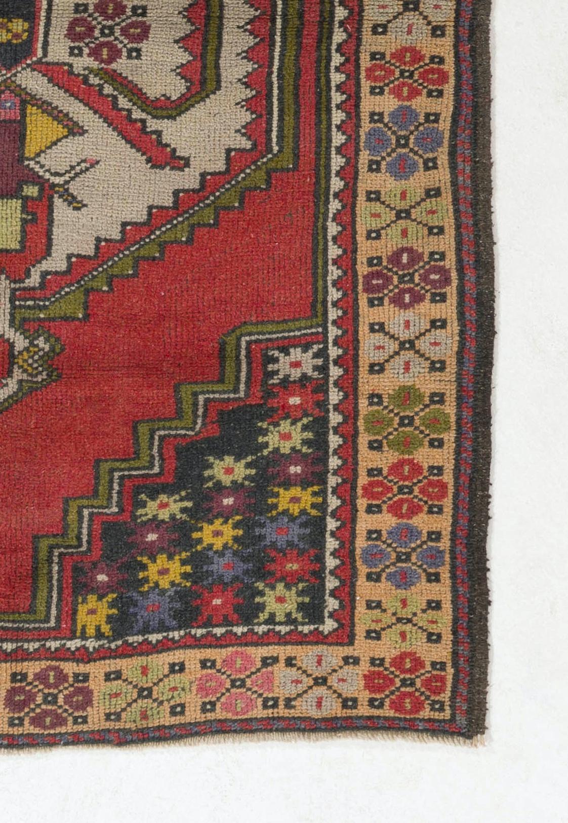 Tribal Tapis de village turc vintage 4x6 Ft. Tapis oriental traditionnel en laine des années 1950 en vente
