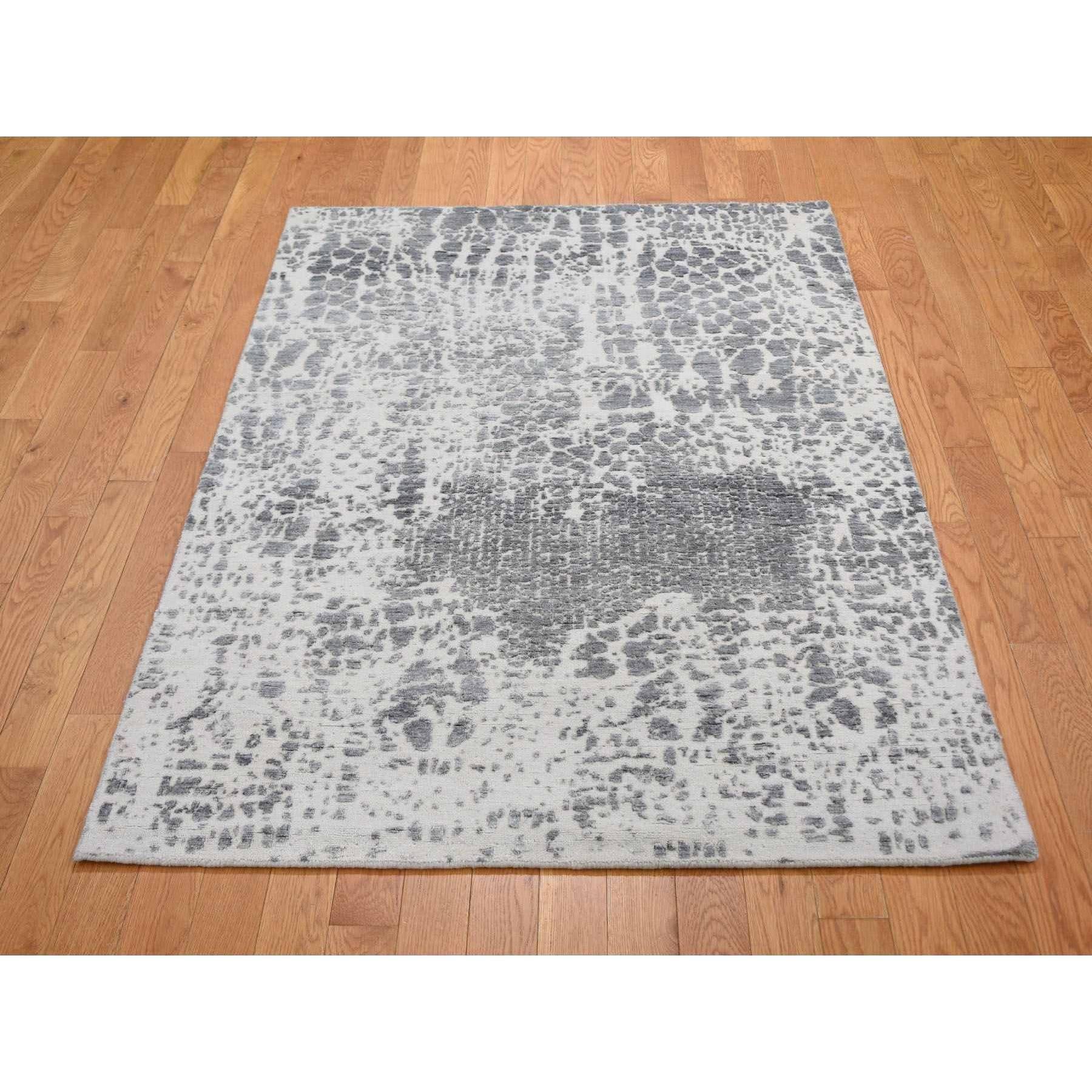 Dies ist eine wirklich echte one-of-a-kind grau abstrakte Design Wolle und Seide Hi-Low Pile Denser Weave Teppich. Es wurde monatelang in der jahrhundertealten persischen Webtechnik von erfahrenen Handwerkern geknüpft.
Primäre MATERIALIEN: Wolle &