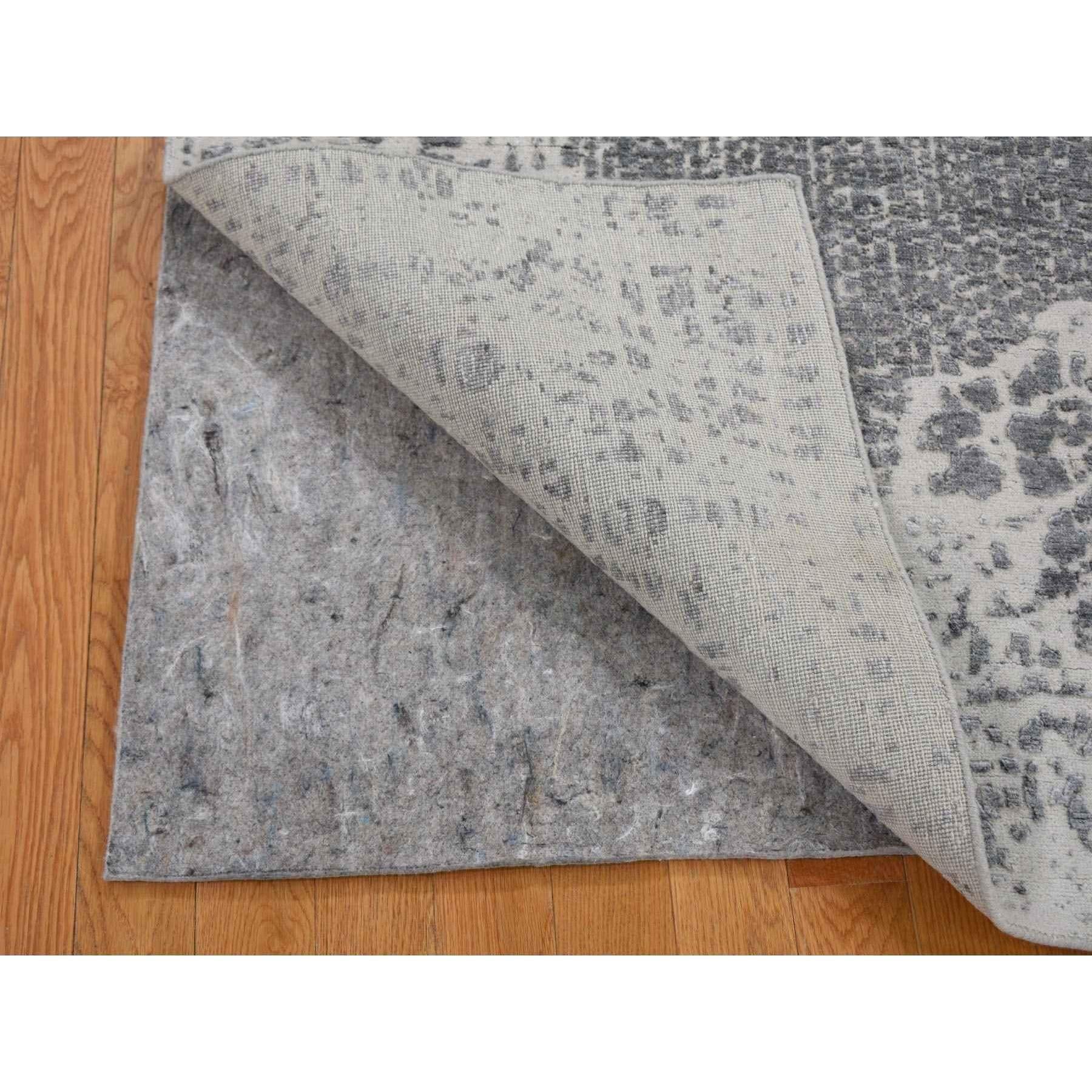4'x6' Grauer abstrakter Teppich aus Wolle und Seide mit Hi-Low Pile Denser Gewebe in abstraktem Design (Moderne) im Angebot