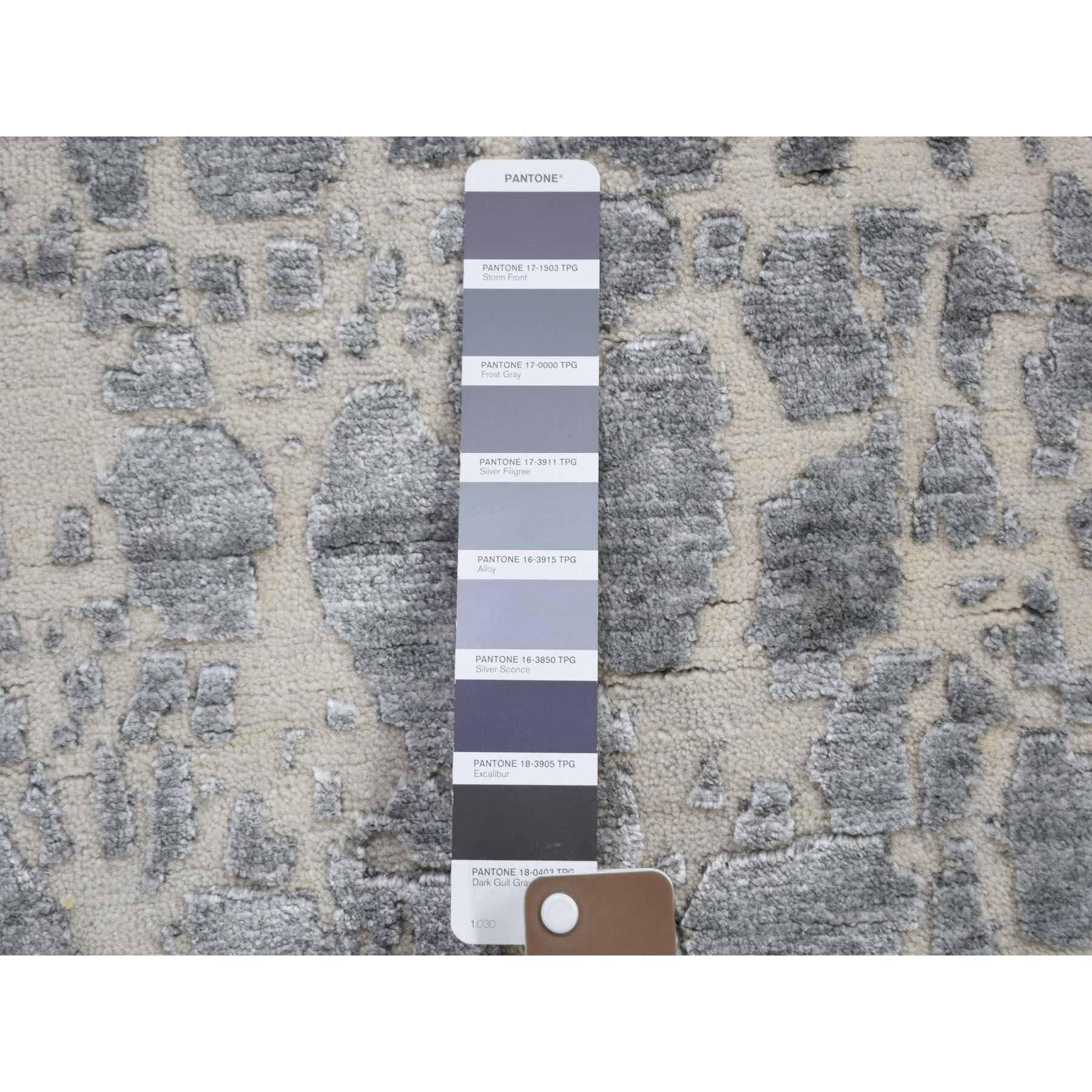 4'x6' Grauer abstrakter Teppich aus Wolle und Seide mit Hi-Low Pile Denser Gewebe in abstraktem Design (Indisch) im Angebot