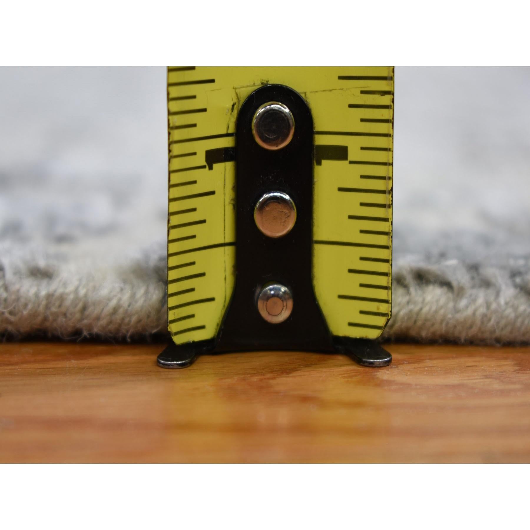 4'x6' Grauer abstrakter Teppich aus Wolle und Seide mit Hi-Low Pile Denser Gewebe in abstraktem Design im Zustand „Neu“ im Angebot in Carlstadt, NJ