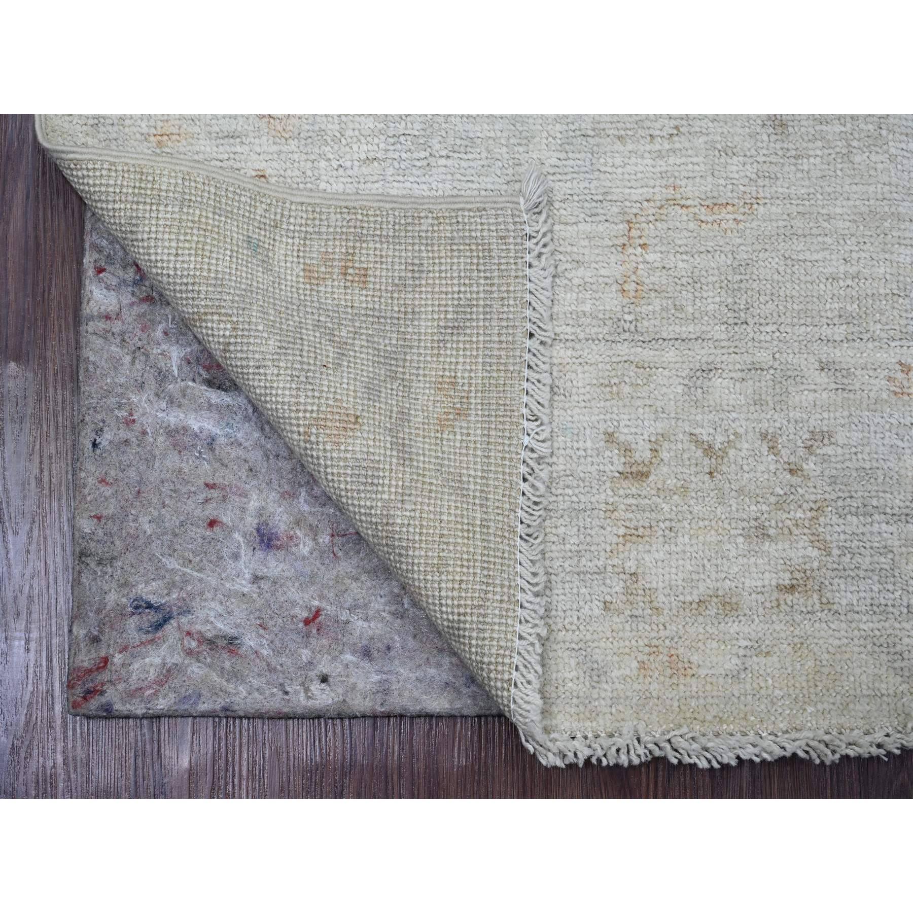 Wolkengrau, Afghanischer Angora Oushak mit verblasstem Blatt-Design, handgeknüpft, pflanzlich gefärbt, 100% Wolle, Orientteppich
Primäre MATERIALIEN: Wolle
Latex: Kein Flor 
Höhe: 0,25 Zoll
Stil: Transitional
Grundfarbe: Grau
Sekundäre Farben: