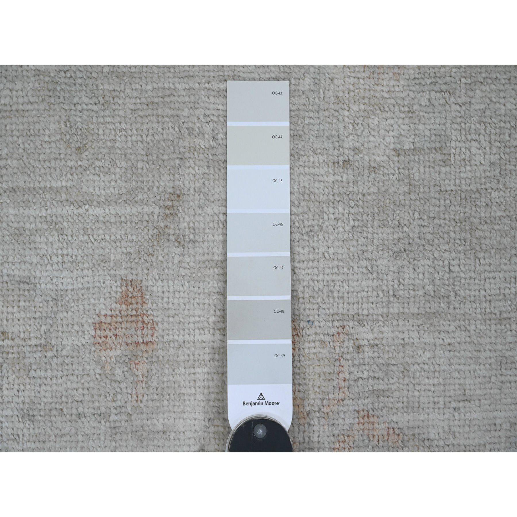 4'x6' Alfombra afgana de angora gris con diseño de hojas de oushak anudada a mano en pura lana Oushak en venta