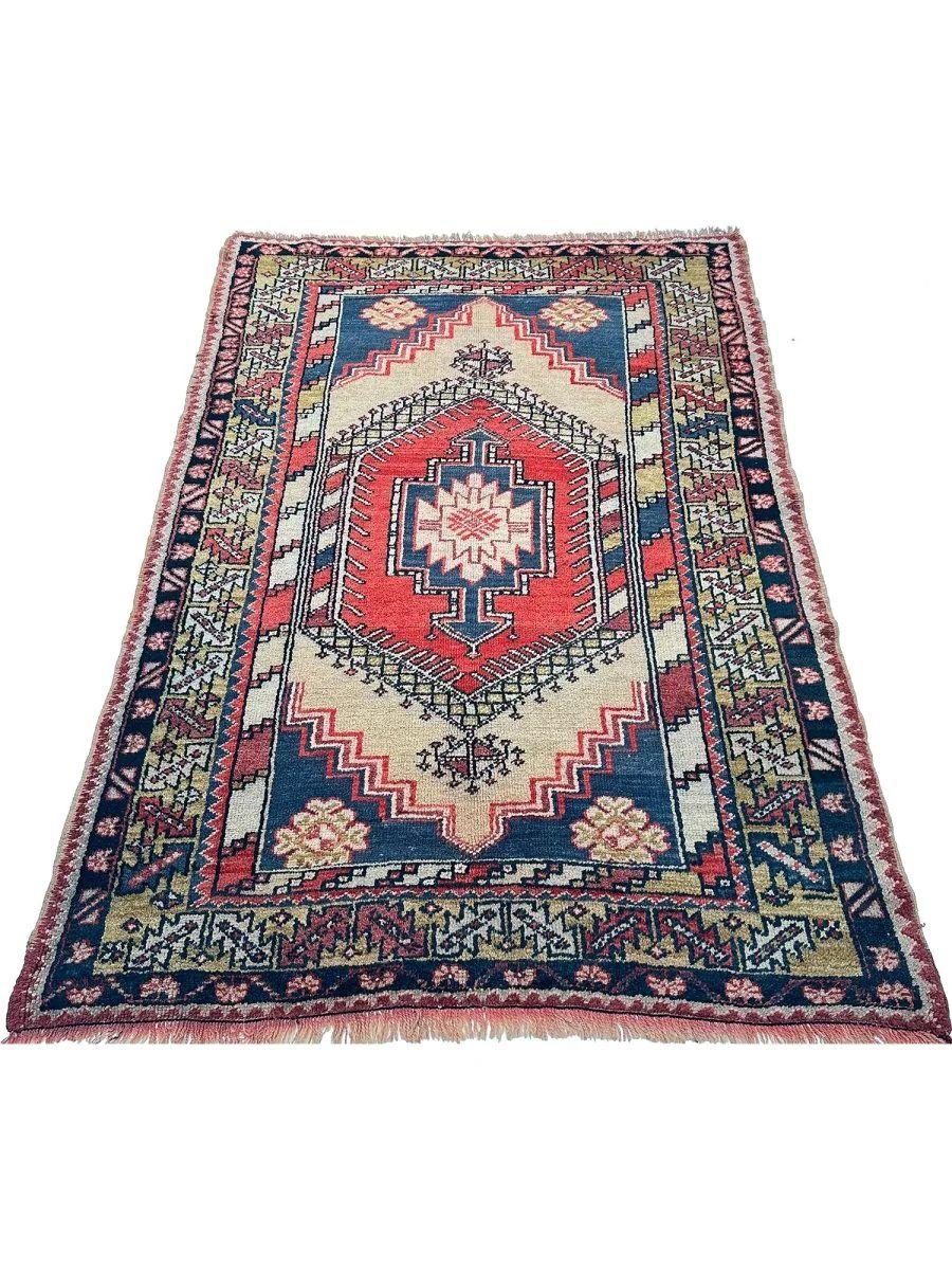 Heben Sie den Look Ihres Interieurs mit diesem wunderschönen türkischen Oushak-Teppich (4x6) auf, einem fein gearbeiteten Stück, das Wärme, Charme und zeitlose Eleganz in jeden Raum bringt. Dieser neue Teppich wird in der Türkei kunstvoll von Hand