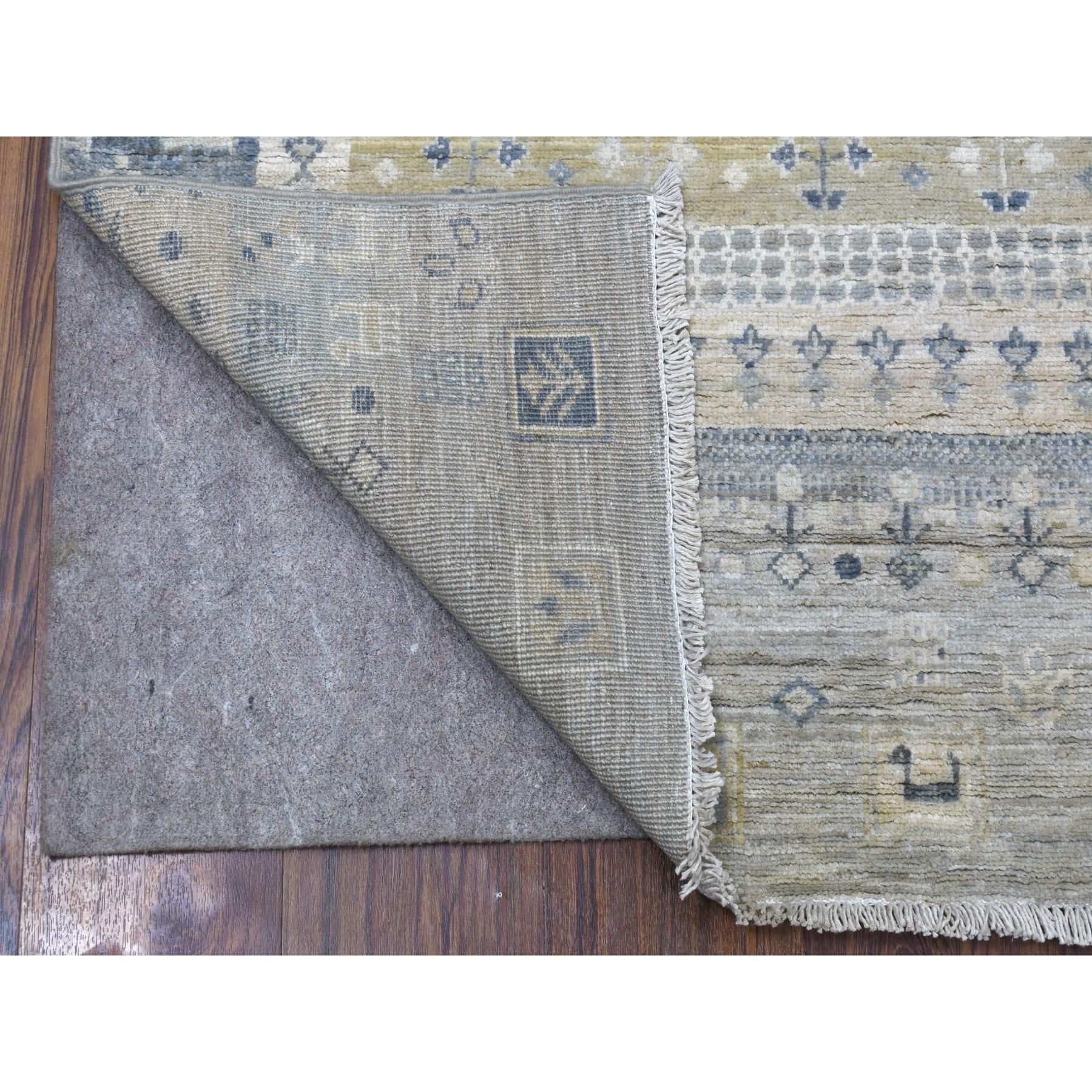 Dies ist eine wirklich echte one-of-a-kind Hand-Knotted Taupe Kashkuli Gabbeh mit kleinen Tierfiguren Bio-Wolle Dorf Teppich. Es wurde monatelang von erfahrenen Kunsthandwerkern in jahrhundertealten Webtechniken geknüpft.
Primäre MATERIALIEN: