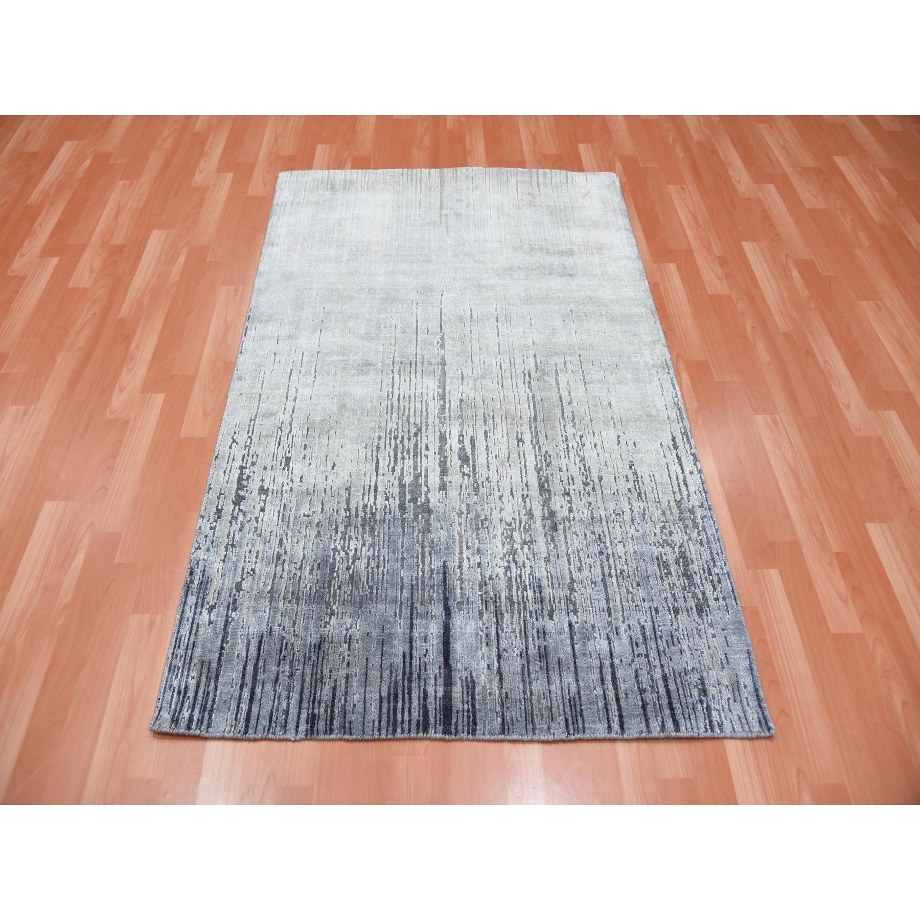 Handgeknüpfter grauer Orientteppich mit vertikalem Ombre-Design aus reiner Seide und strukturierter Wolle
Primäre MATERIALIEN: Wolle
Latex: Kein Flor 
Höhe: 0,25 Zoll
Stil: AM Contemporary
Grundfarbe: Grau
Sekundärfarben: Elfenbein, Denim Blue,