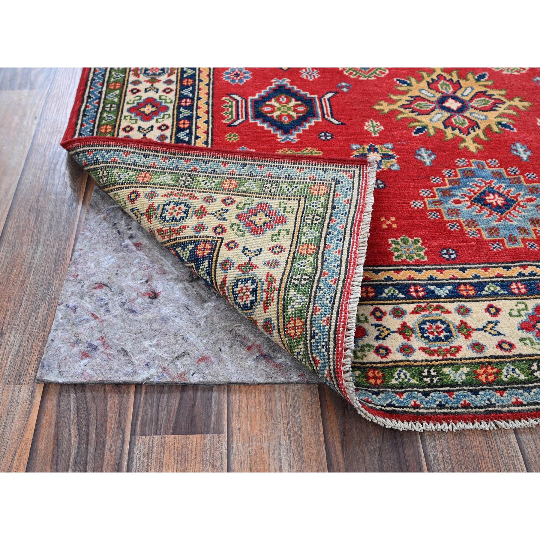 Kazakh 4'x6' Impérial rouge Kazak avec Design/One Tapis en laine douce noué à la main en vente