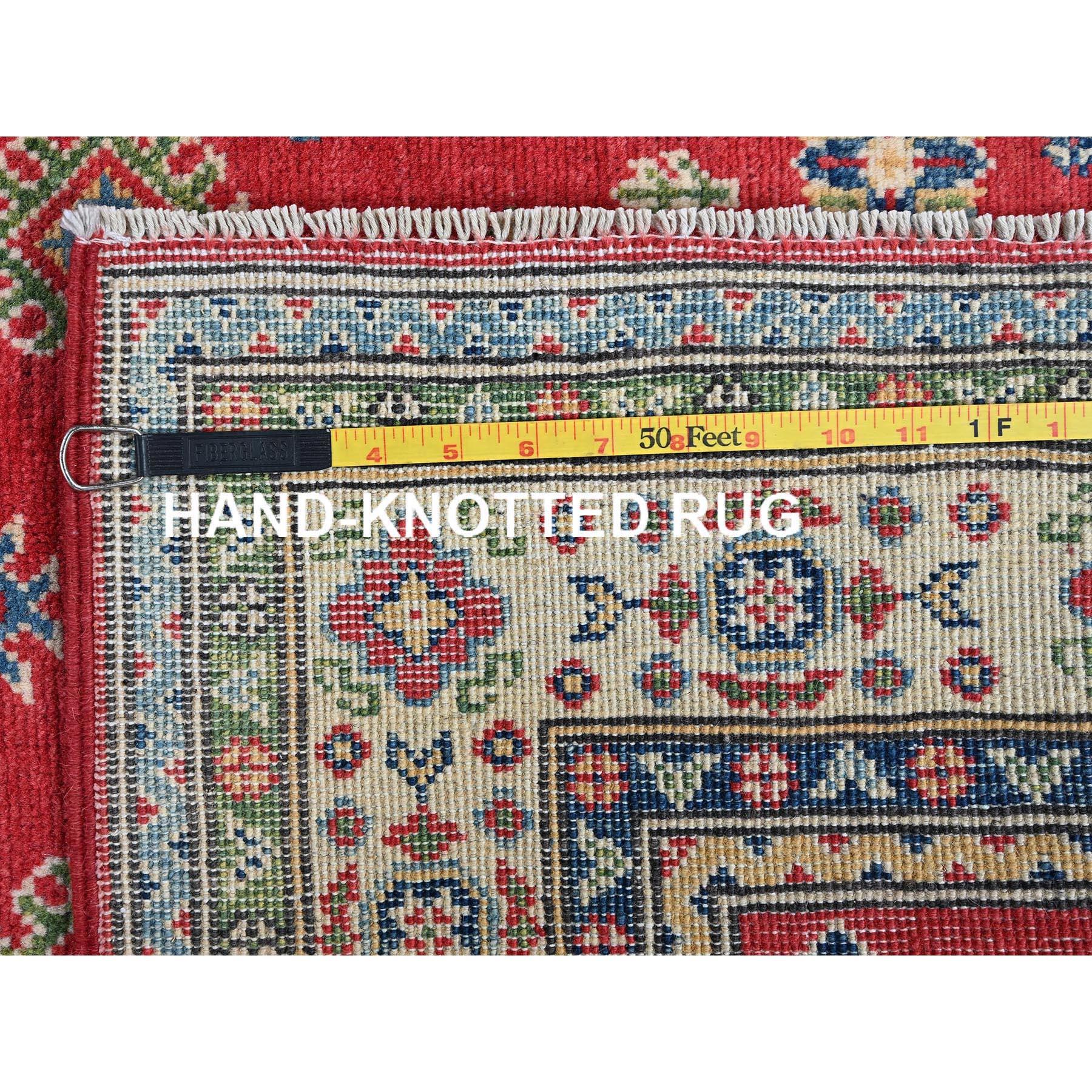 XXIe siècle et contemporain 4'x6' Impérial rouge Kazak avec Design/One Tapis en laine douce noué à la main en vente