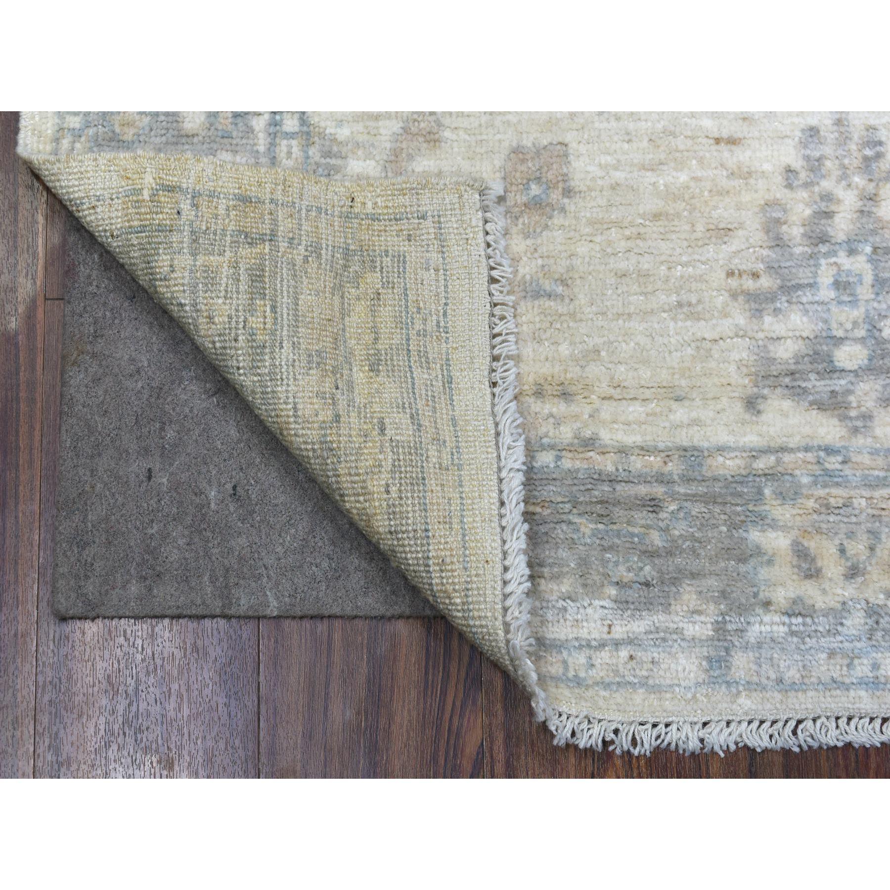 Se trata de una auténtica y única alfombra oriental de angora oushak marfil con diseño integral anudada a mano en suave lana afgana. Ha sido anudada durante meses y meses con técnicas artesanales de tejido centenarias por expertos