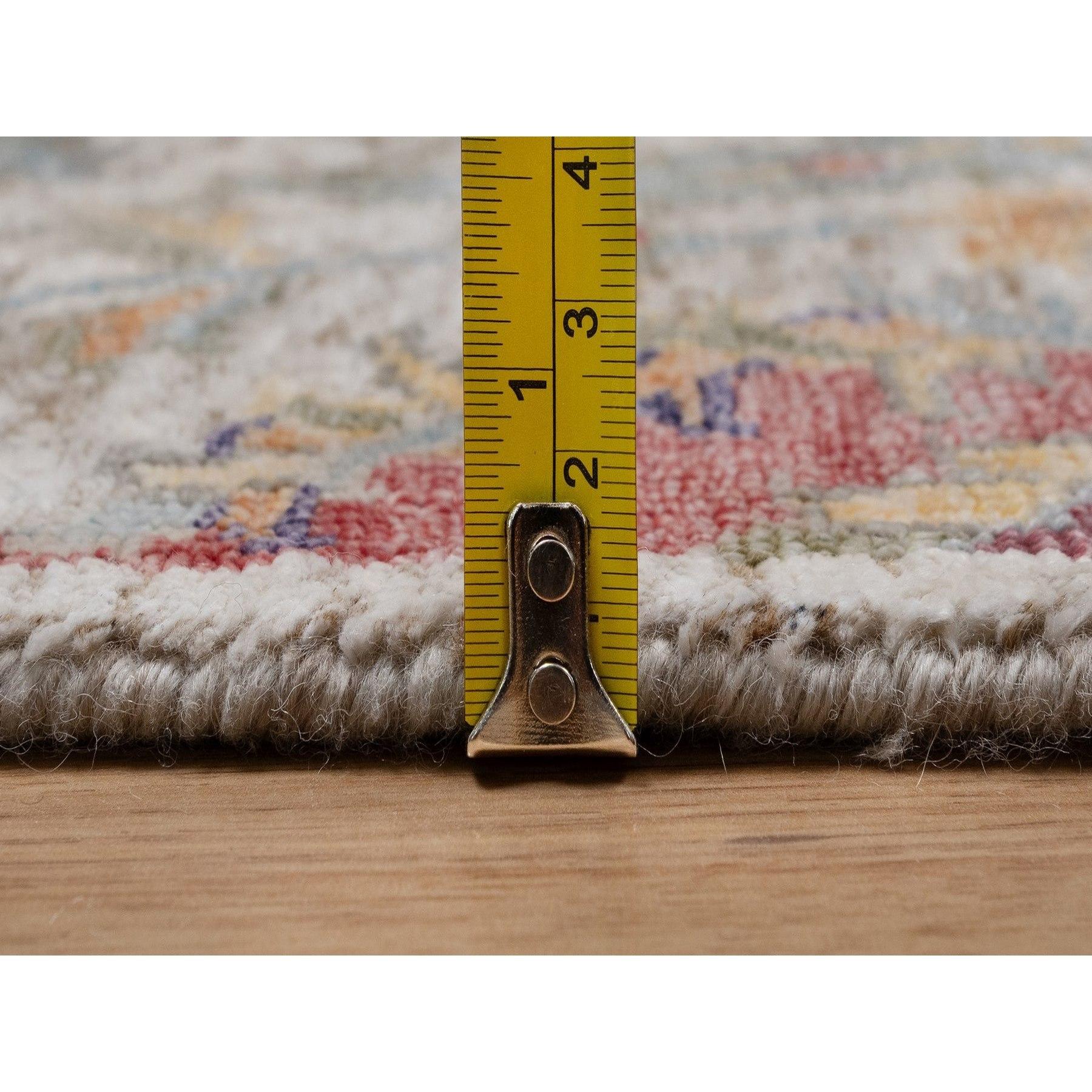 XXI secolo e contemporaneo Tappeto 4'x6' Avorio Colorful Sickle Leaf Design annodato a mano in seta e lana in vendita