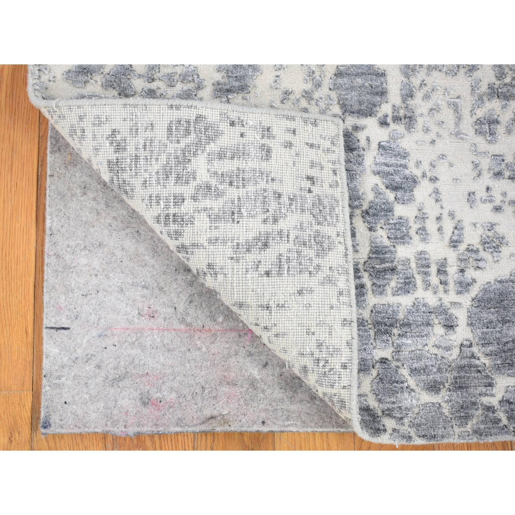4'x6' Marfil, Diseño Moderno, Alfombra Anudada a Mano de Seda con Base Vegetal y Lana Medieval en venta