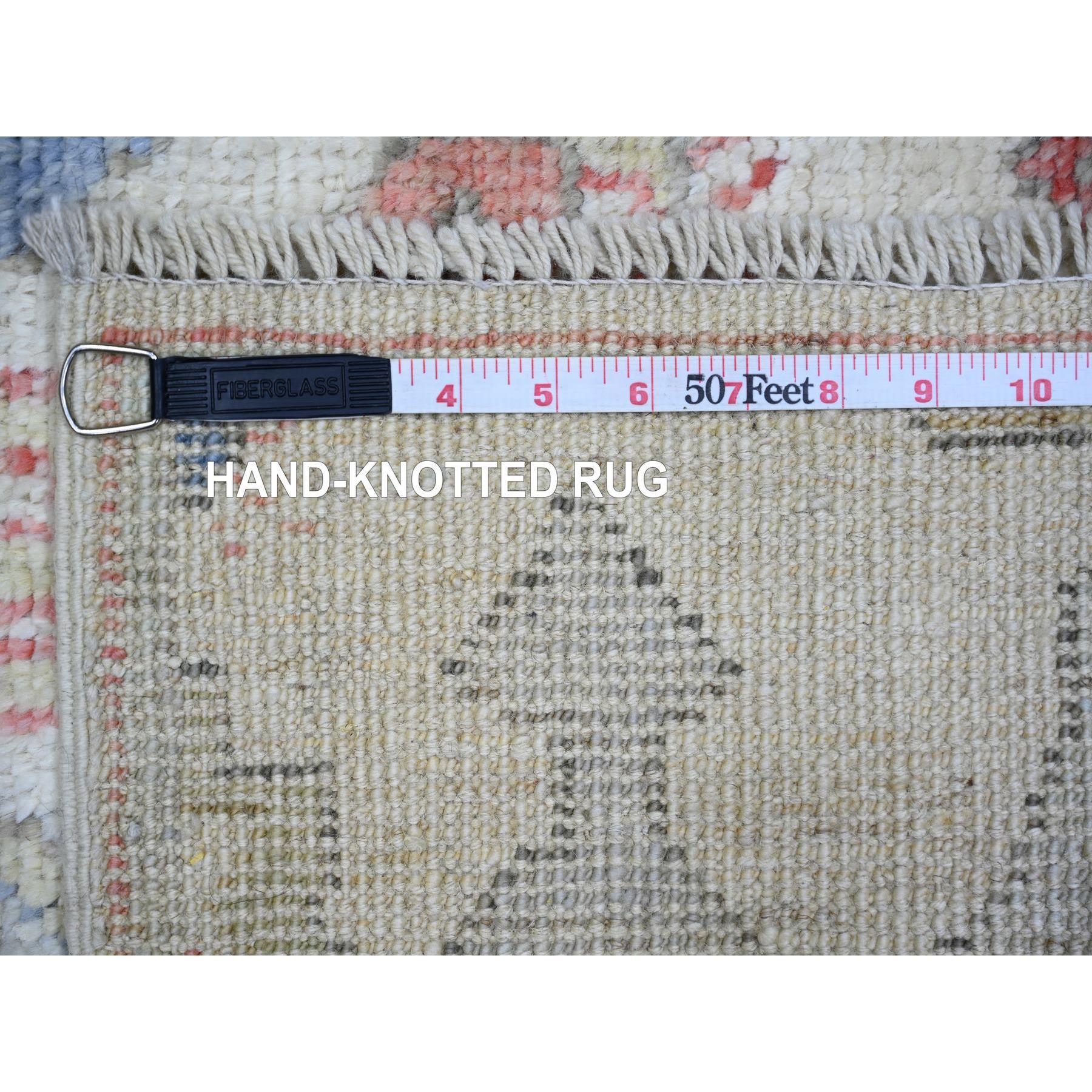 Tappeto orientale 4'x6' in lana avorio annodato a mano ispirato al villaggio anatolico In condizioni Nuovo in vendita a Carlstadt, NJ