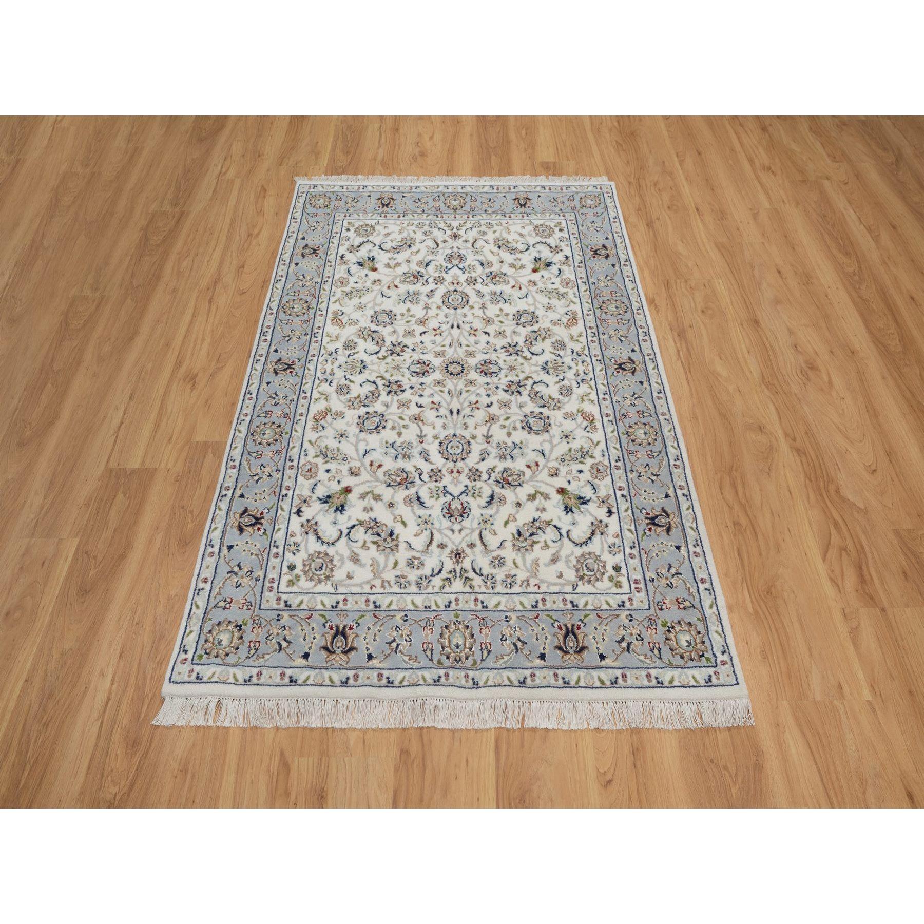 Daisy White, 250 KPSI, Nain con Design/One, Lana e seta, Annodato a mano, Pile morbido, Tappeto orientale<br /><br />Materiali primari: Lana e setaLattex: NoAltezza del pelo: 0,25 polliciStile: TradizionaleColore primario: AvorioColori secondari: