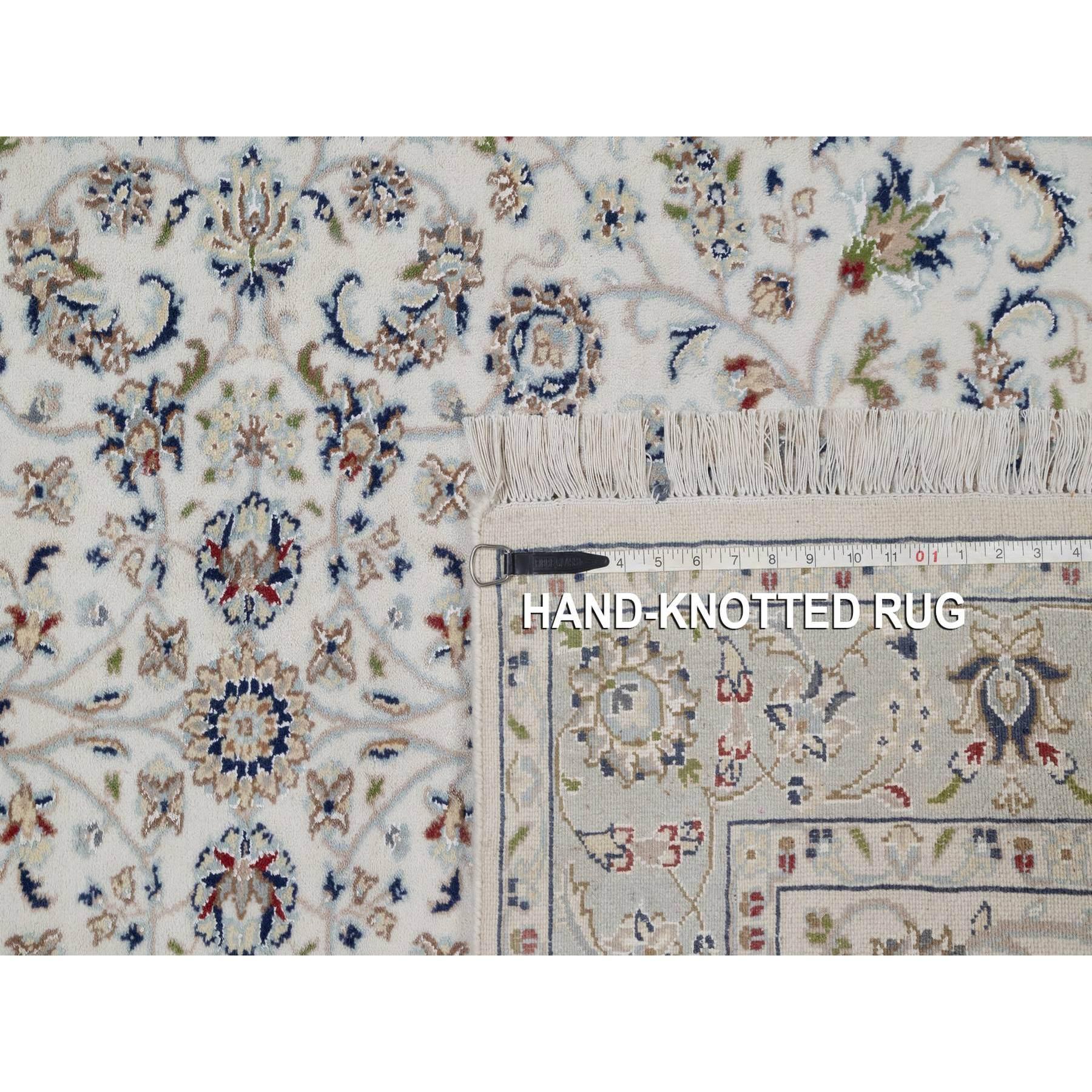 Tappeto orientale Knots Rugs 4'x6' Avorio in lana e seta con disegno all over annodato a mano in vendita 1