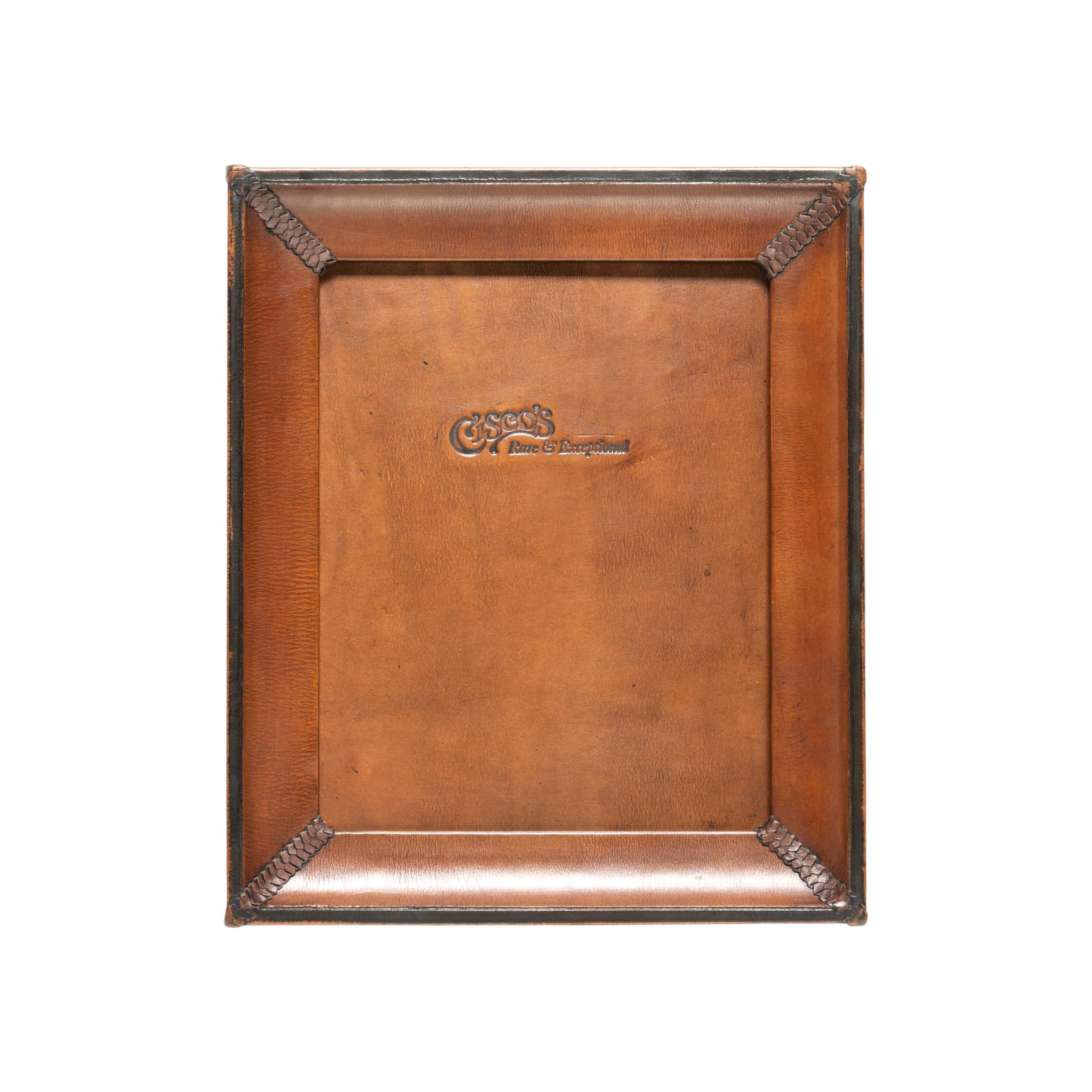 4x6 Medium Brown and Black Leather Tabletop Picture Frame - The Artisan In New Condition For Sale In Coeur d'Alene, ID