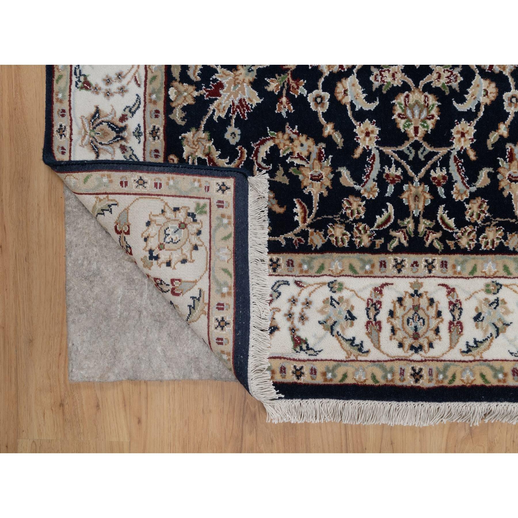 Médiéval 4'x6' Nain bleu nuit avec motif floral Laine et soie Tapis noué à la main en vente
