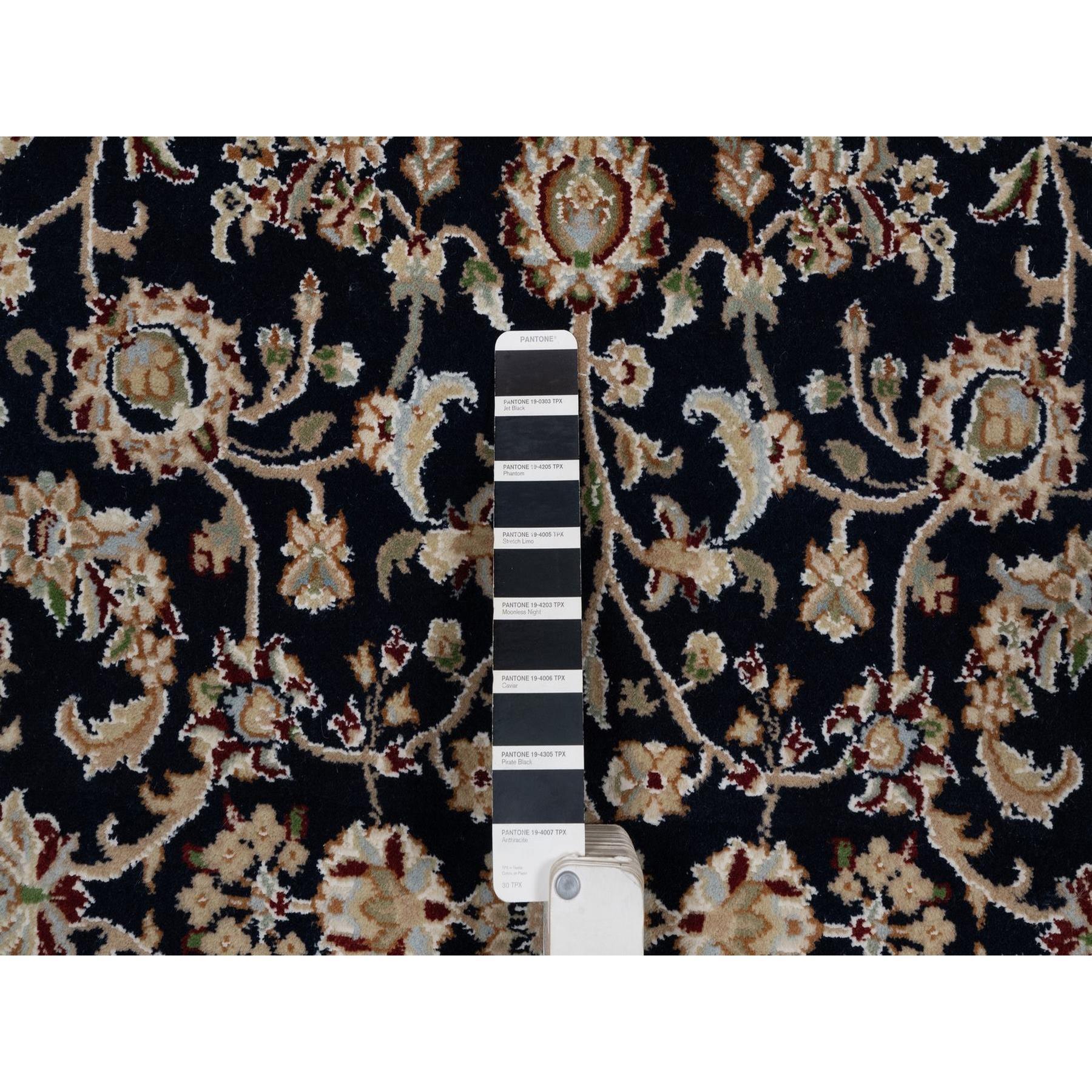 Indien 4'x6' Nain bleu nuit avec motif floral Laine et soie Tapis noué à la main en vente