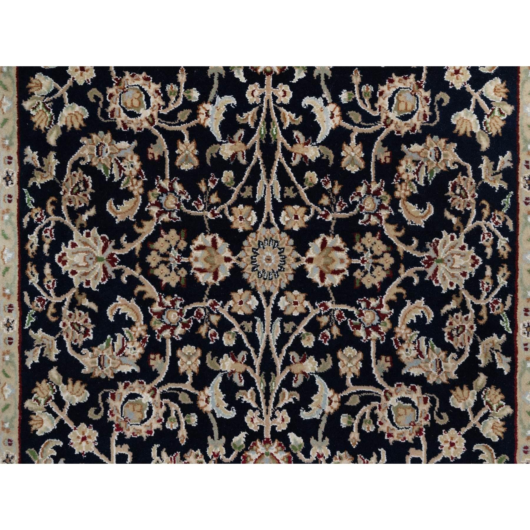 Noué à la main 4'x6' Nain bleu nuit avec motif floral Laine et soie Tapis noué à la main en vente