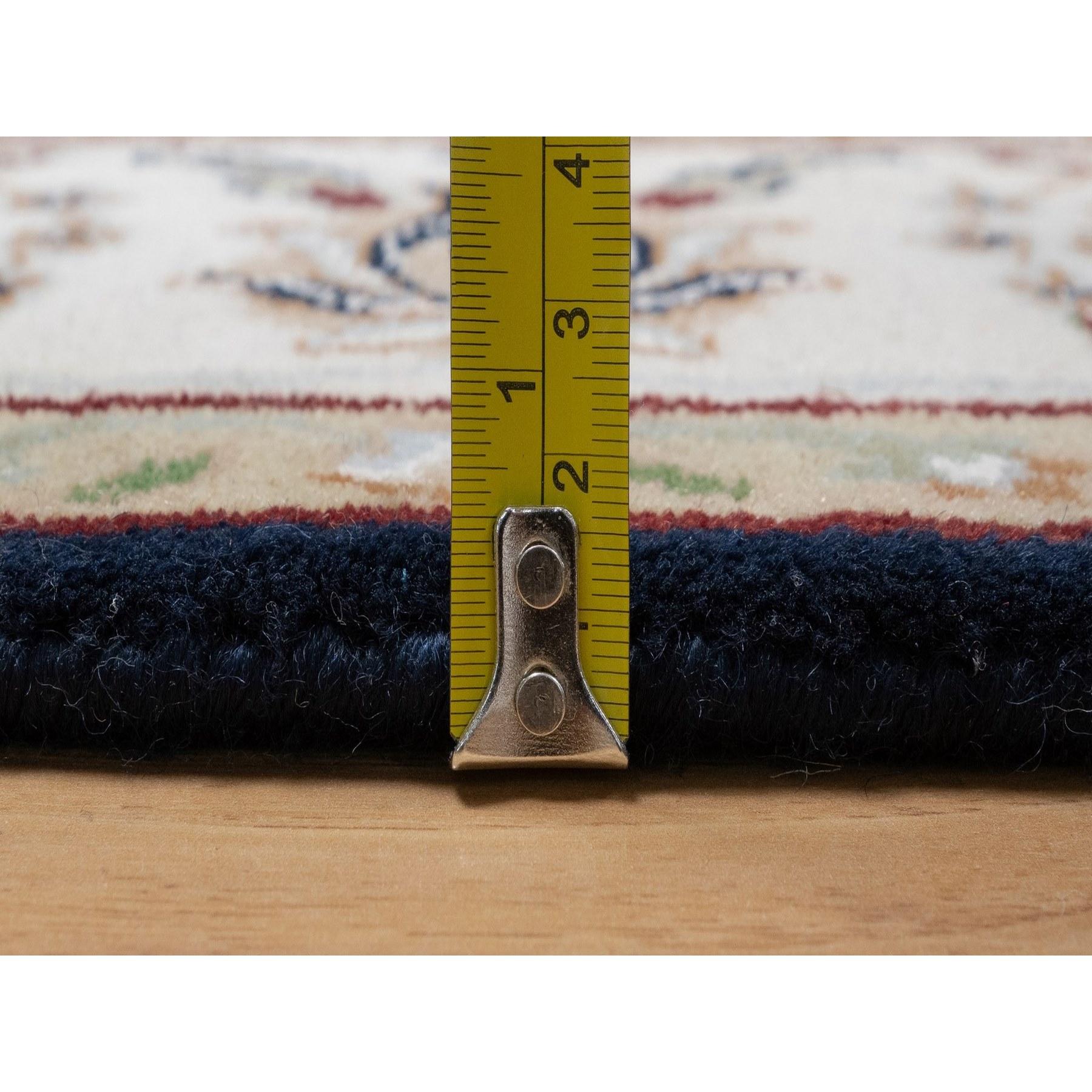 XXIe siècle et contemporain 4'x6' Nain bleu nuit avec motif floral Laine et soie Tapis noué à la main en vente