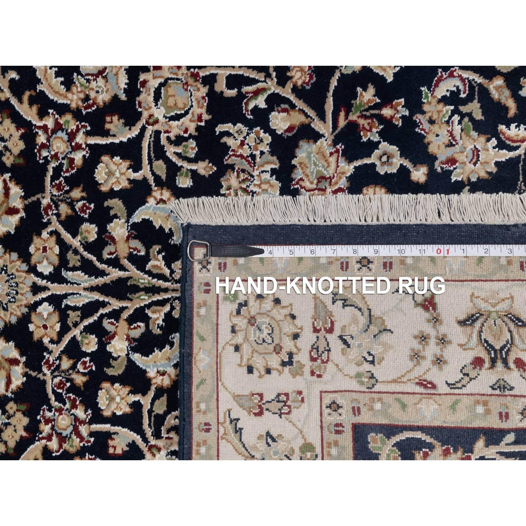 4'x6' Nain bleu nuit avec motif floral Laine et soie Tapis noué à la main en vente 1