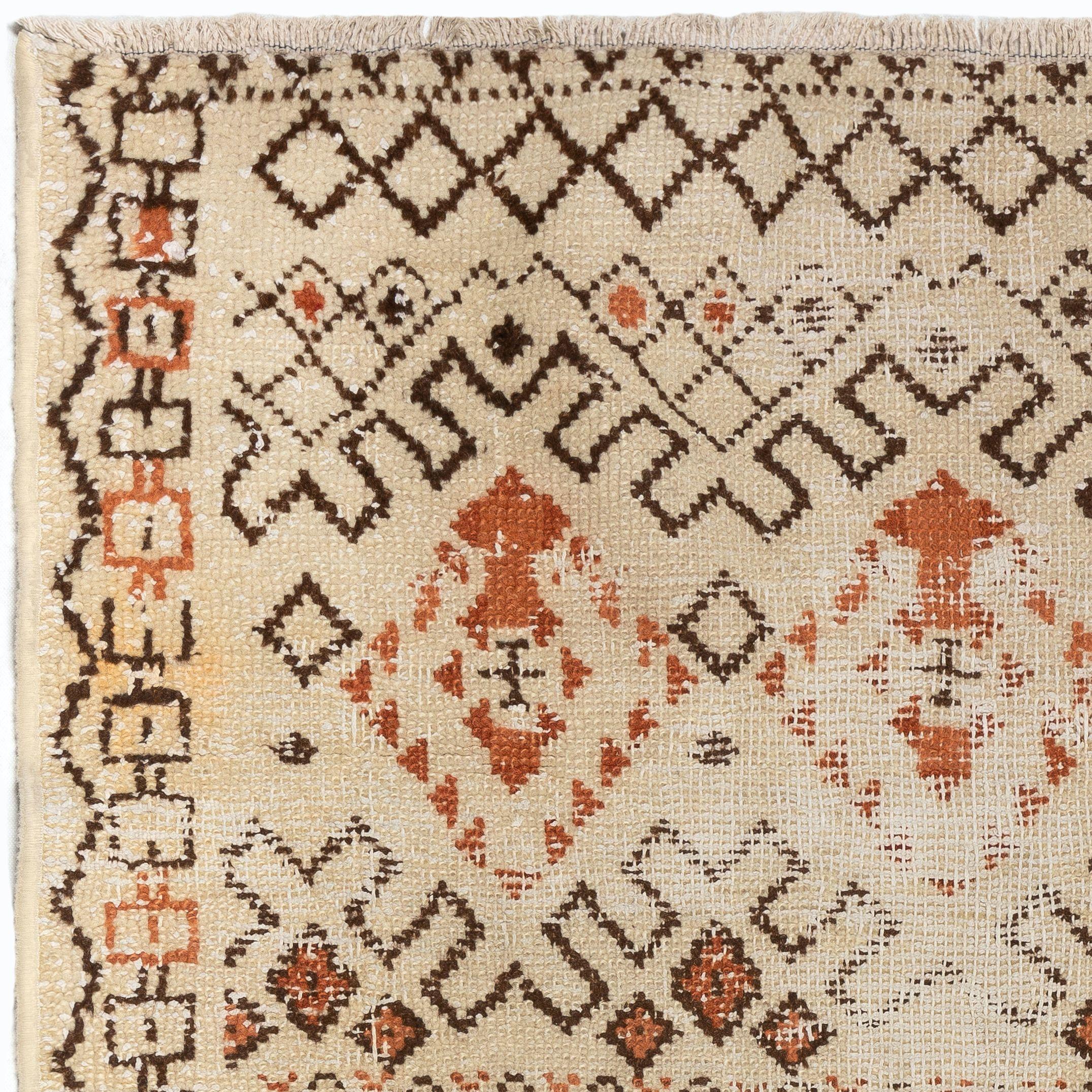 Ein türkischer Stammesteppich im Vintage-Stil mit einem einzigartigen, skurrilen Design aus kühnen geometrischen Motiven in sanften Erdtönen in Creme, Rostorange und Braun. Das Feld ist in drei Bereiche unterteilt, von denen jeder mit