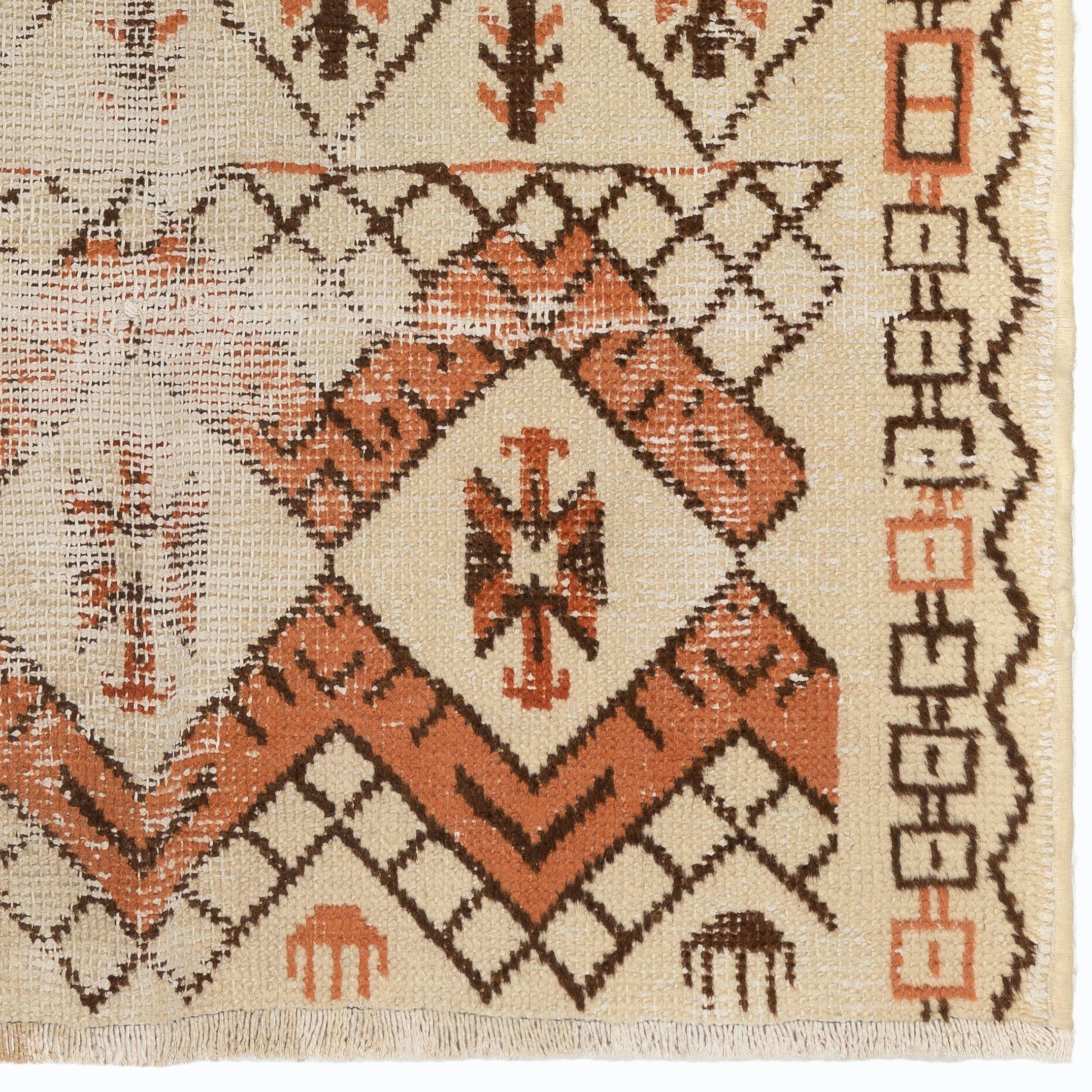 4'x6' Einzigartiger handgefertigter türkischer Teppich in den Farben Beige, Orange und Brown (Türkisch) im Angebot