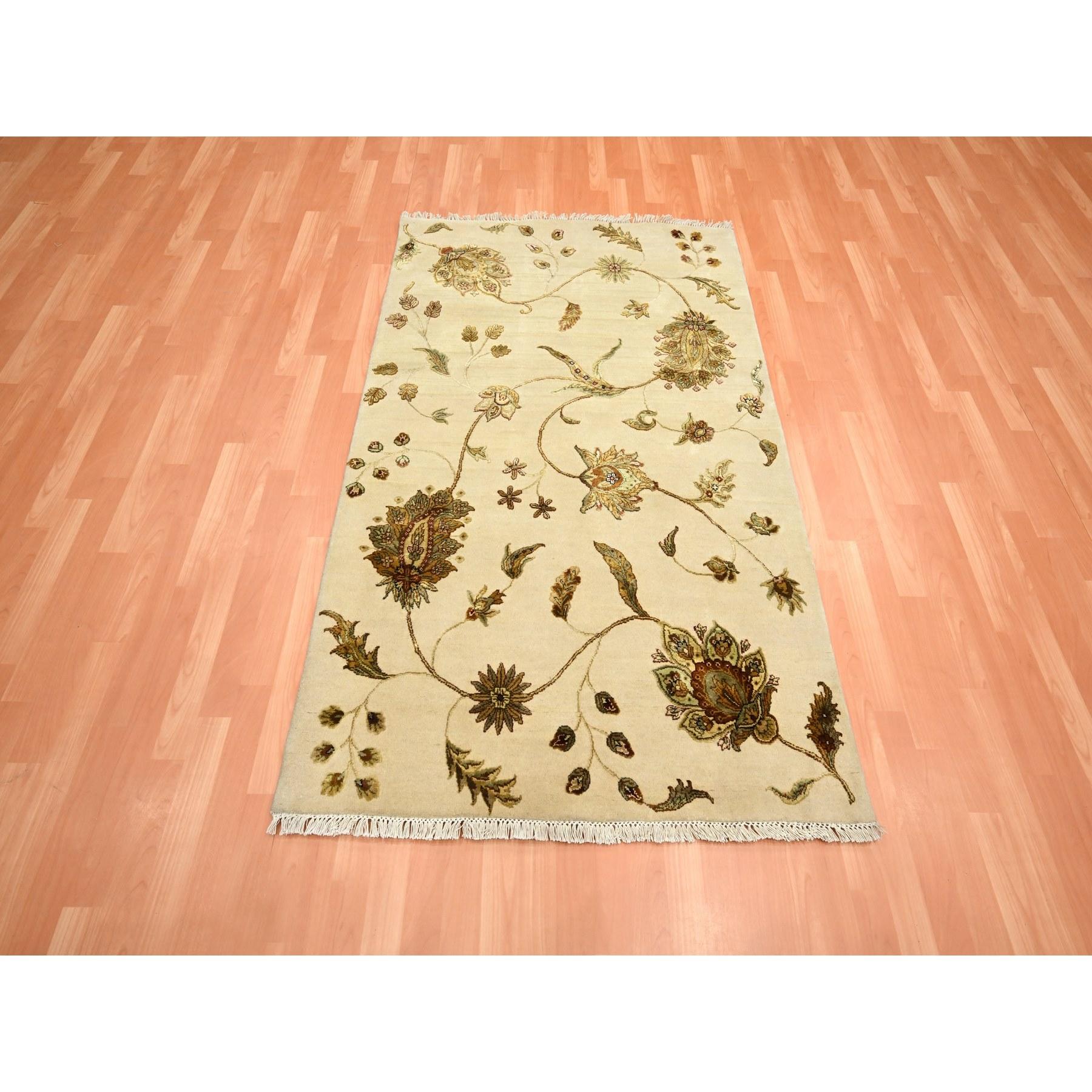 Parchment White, Botanical Design, Borderless, Half Wool and Half Silk, Densely Woven, Soft Pile, Hand Knotted, Oriental Rug
Matériaux primaires : Laine et soie
Latex : Pas de poils 
hauteur : 0,25 pouces
Style : Traditionnel
Couleur primaire :