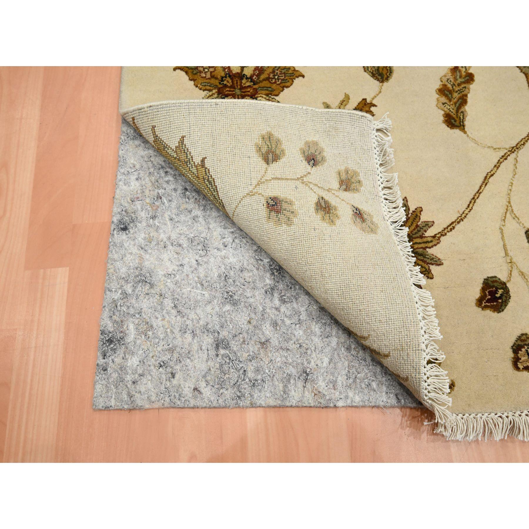 Médiéval Tapis d'Orient 4'x6' Parchment White Botanical Design Half Wool and Half Silk en vente