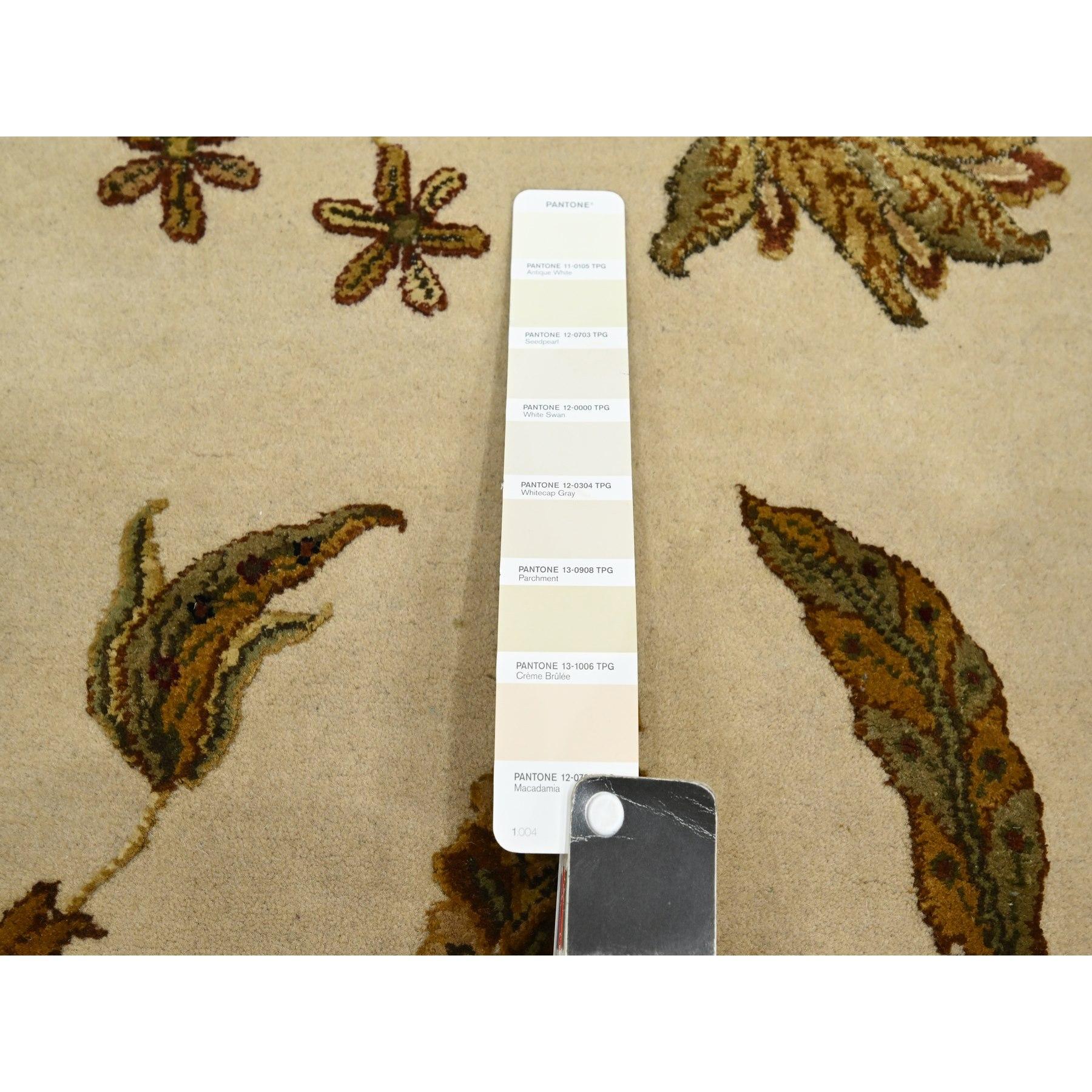 Indien Tapis d'Orient 4'x6' Parchment White Botanical Design Half Wool and Half Silk en vente
