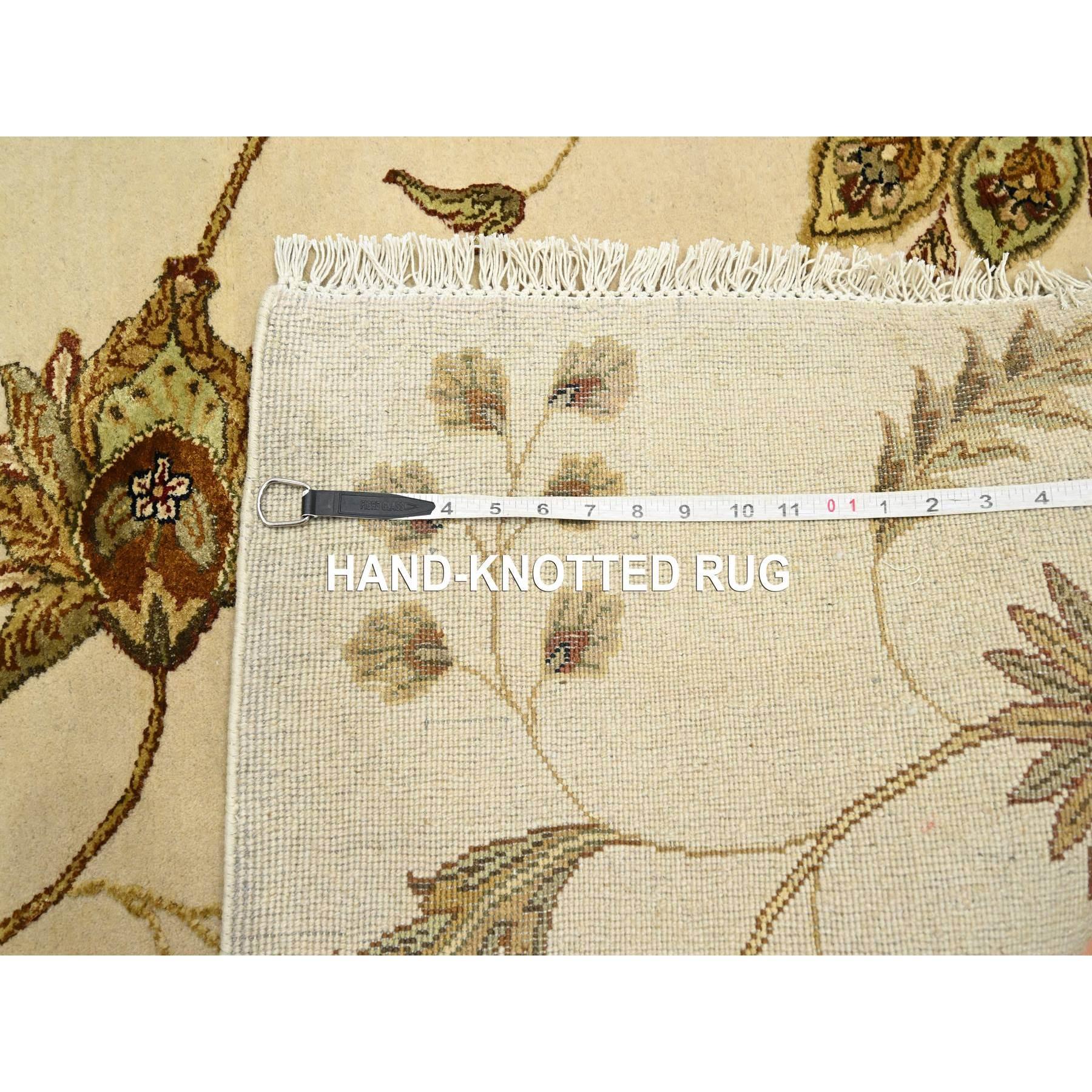 XXIe siècle et contemporain Tapis d'Orient 4'x6' Parchment White Botanical Design Half Wool and Half Silk en vente