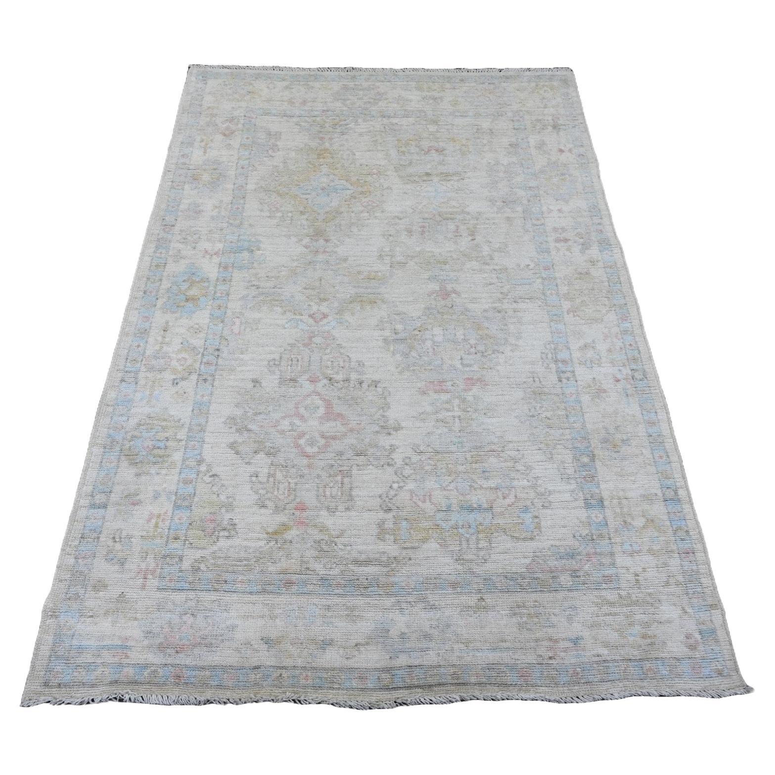 4
x6
 Alfombra de lana afgana anudada a mano blanca perla de angora oushak con diseño de hojas en venta