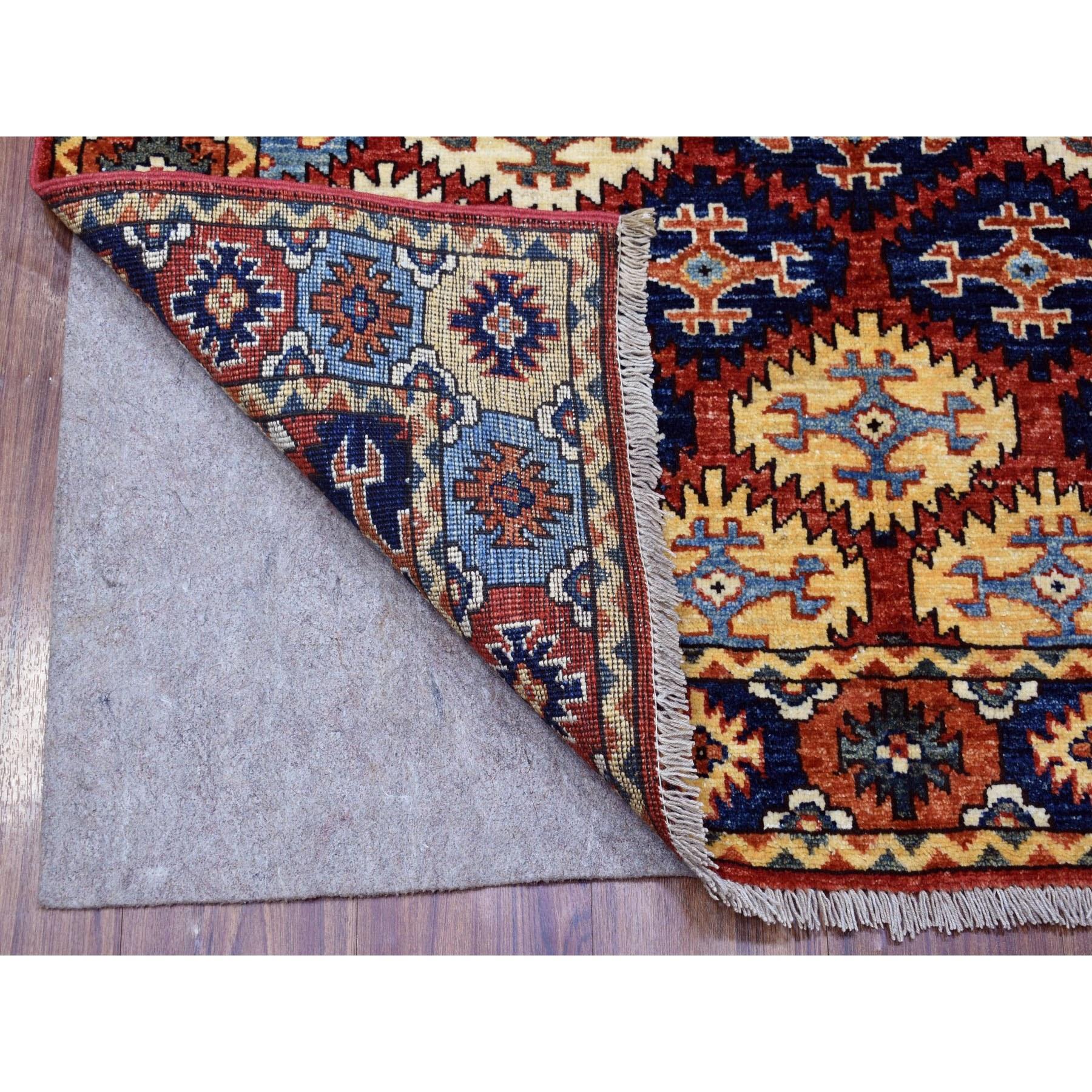Il s'agit d'un véritable tapis d'Orient rouge afghan Ersari à motifs répétitifs en pure laine nouée à la main. Il a été noué pendant des mois et des mois selon des techniques de tissage séculaires par des artisans experts.
Matières premières :