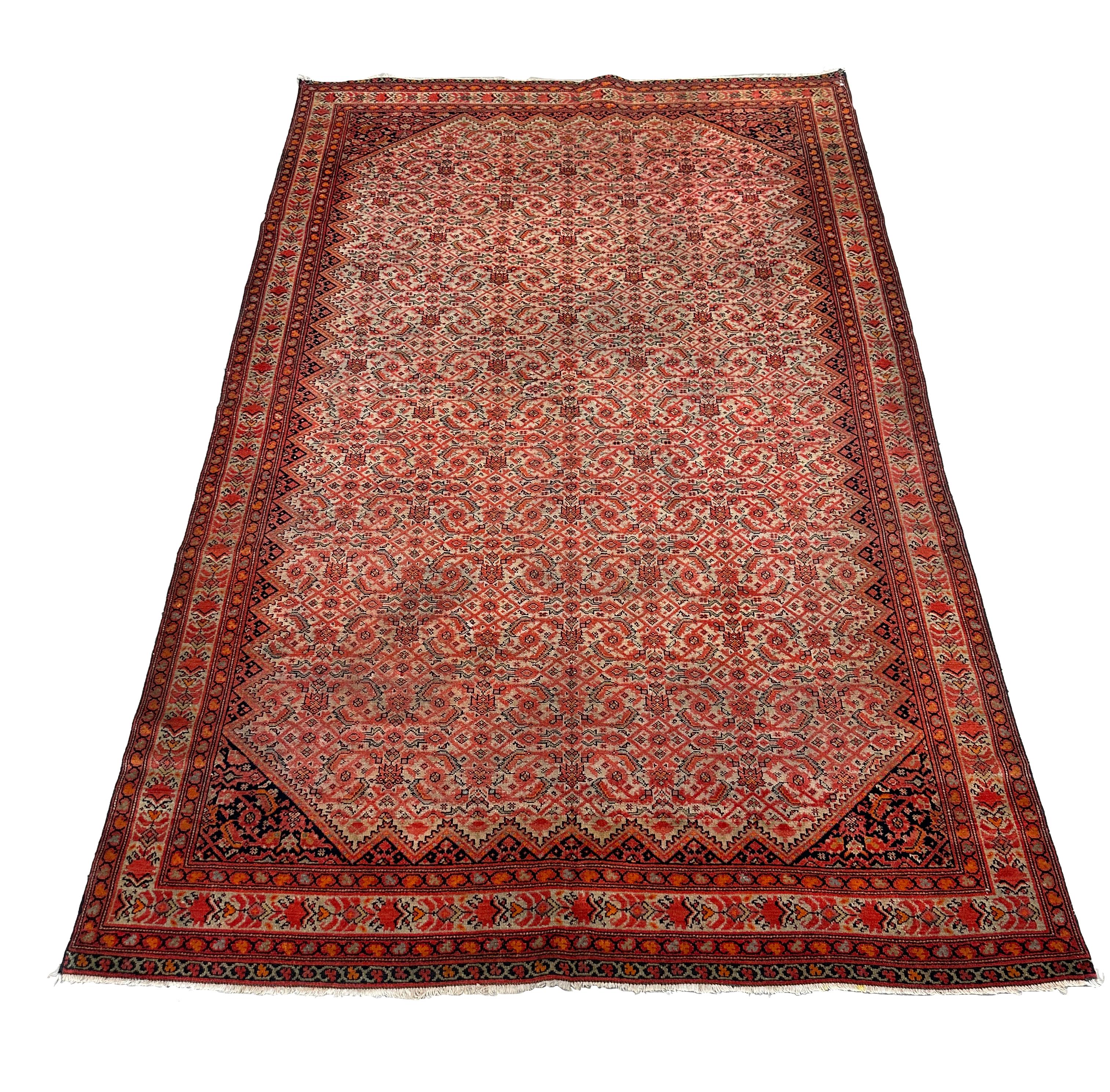 Verwandeln Sie Ihren Raum mit der zeitlosen Eleganz unseres Wollteppichs 4x6,3 Antique Persian Accent. Dieses exquisite Stück zeigt ein reiches, kompliziertes Design, das die Kunstfertigkeit der traditionellen persischen Handwerkskunst