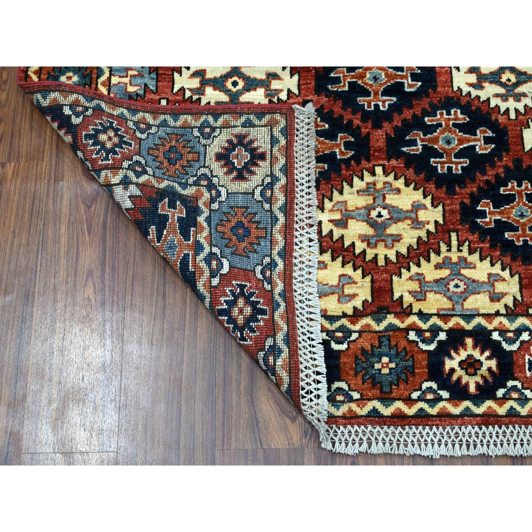 Il s'agit d'un véritable tapis d'Orient en laine pure, noué à la main, de couleur rouge, Afghan Ersari All Over Design. Il a été tissé pendant des mois et des mois selon les techniques séculaires de l'artisanat persan par des artisans