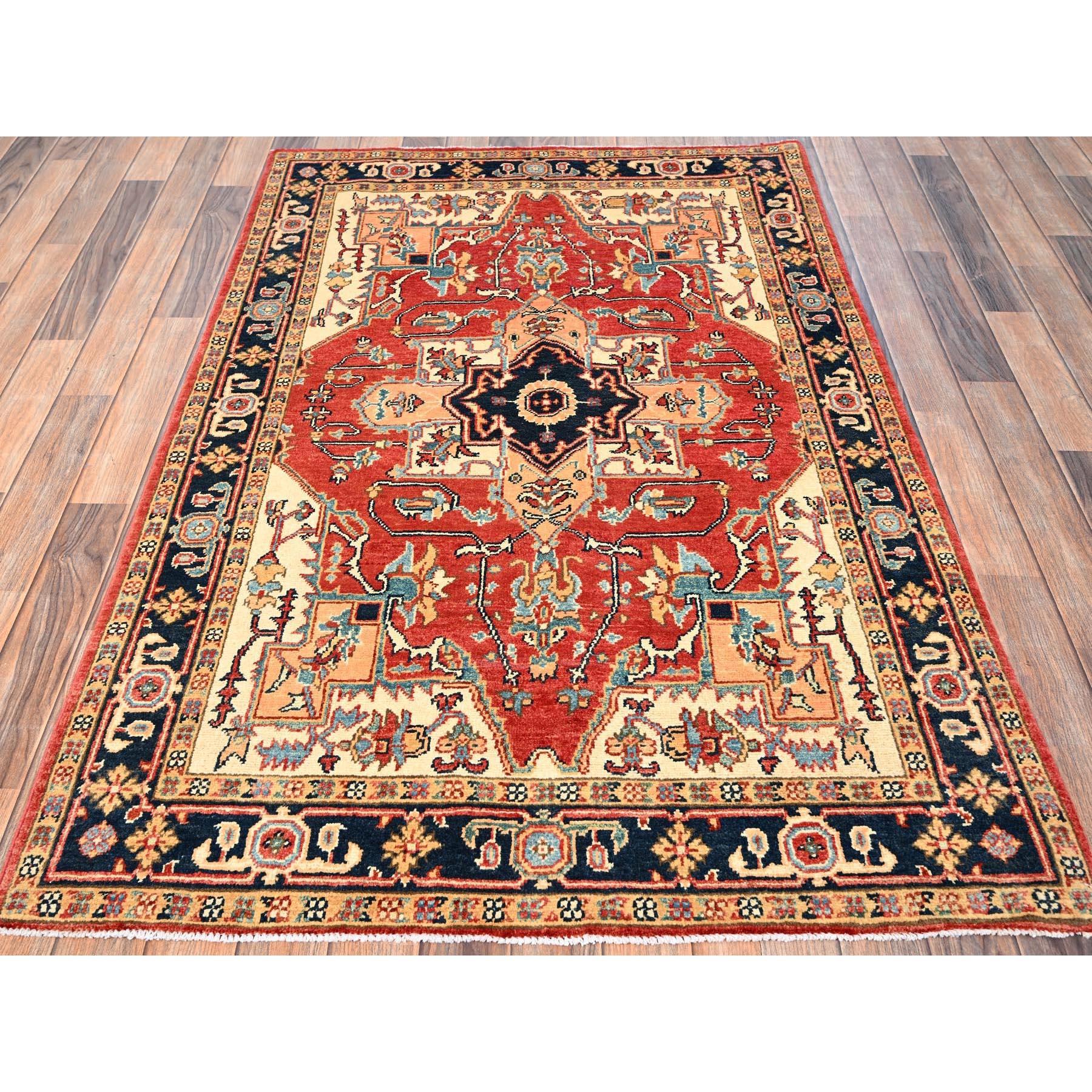 Rojo Carmesí, Anudada a Mano, Peshawar Afgana con Diseño Serapi Heriz, Tejido Denso, Tintes Vegetales, Lana Pura, Alfombra Oriental
Materiales primarios: Lana
Látex: Sin pelo 
altura: 0,25 Pulgadas
Estilo: Tradicional
Color principal: Rojo
Colores